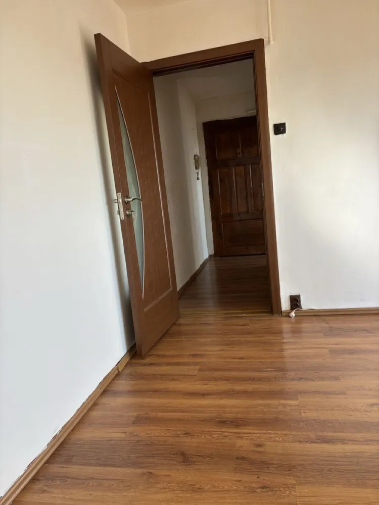 BRASADAS vinde ap 2c etaj 4/4 in 14 Mai. - Agentia imobiliara BRASADAS vinde apartament cu 2 camere în suprafață de 45 metri pătrat într-o zonă liniștită în 14 mai. Www.brasadas.com. }}