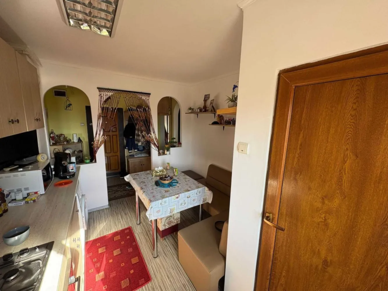 Vand apartament - Vand apartament 2 camere , decomandata: Str. Ganea Etaj 4 Geamuri si usi interioare termopan, usa de intrare metalica Aer conditionat Parchet laminat Baie cu gresie si faianta Apartamentul se vinde 80%mobilat si utilat ( exceptie, canapea , frigider si masina de spalat etc.) Casa scarii recent renovat Boxa de beci in subsol. Accept credit bancar sau eventuale schimburi(+diferenta din partea mea) cu apartament cu 3 camere etaj 2 zona Carpati 2 / Micro 17. Pentru mai mult informatii va rog sa ma contactati. }}
