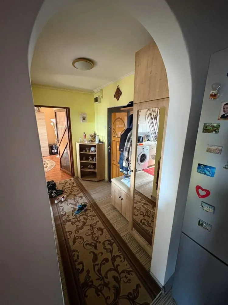 Vand apartament - Vand apartament 2 camere , decomandata: Str. Ganea Etaj 4 Geamuri si usi interioare termopan, usa de intrare metalica Aer conditionat Parchet laminat Baie cu gresie si faianta Apartamentul se vinde 80%mobilat si utilat ( exceptie, canapea , frigider si masina de spalat etc.) Casa scarii recent renovat Boxa de beci in subsol. Accept credit bancar sau eventuale schimburi(+diferenta din partea mea) cu apartament cu 3 camere etaj 2 zona Carpati 2 / Micro 17. Pentru mai mult informatii va rog sa ma contactati. }}