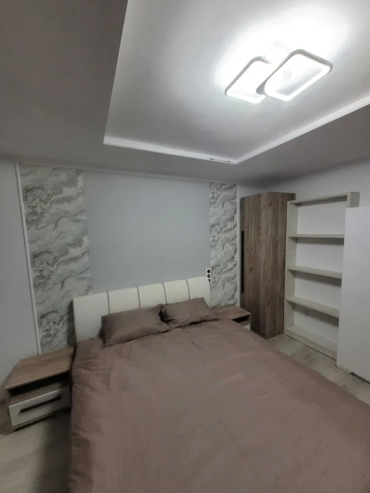 BRASADAS vinde ap 2 cam etaj 3/4 Closca, renovat, modificat. - Agentia imobiliara BRASADAS vinde apartament cu 2 camere pe Closca la etajul 3/4. Renovat complet, modificari ,toate electrocasnice noi! Frigider mare!are geam la baie,balcon inchis,parchet de calitate,centrala noua,calorifere moderne noi. Www.brasadas.com. }}