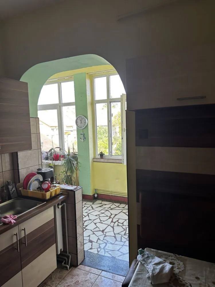 BRASADAS vinde ap 3cam etaj 1 in CENTRU. - Agentia imobiliara BRASADAS vinde apartament cu 3 camere situat la etajul 1/4 al unui bloc in zona CENTRALA. Compartimentarea este decomandată, oferind un spațiu generos și bine structurat. Pardoselile sunt din lemn în living și dormitoare, iar bucătăria are plăci ceramice. Camerele beneficiază de lumină naturală abundentă, cu feronerie albă pe pereți. Locația este foarte convenabilă, fiind într-o zonă urbană activă, aproape de centre culturale și de divertisment. Te poți bucura de restaurante, cafenele și baruri în apropiere, cum ar fi Pizzeria Gemeli și Artisan Coffee & Wine. Parcurile din jur, precum Parcul Promenada Someș, oferă un spațiu verde pentru relaxare. Transportul public este accesibil, cu stații de autobuz la câțiva pași. Dacă te interesează acest apartament, nu ezita să ne contactezi pentru mai multe informații. Curte comună,Garaj spațios,pivniță și uscătorie. Www.brasadas.com. }}
