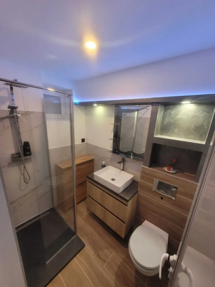 BRASADAS vinde ap 2 cam etaj 3/4 Closca, renovat, modificat. - Agentia imobiliara BRASADAS vinde apartament cu 2 camere pe Closca la etajul 3/4. Renovat complet, modificari ,toate electrocasnice noi! Frigider mare!are geam la baie,balcon inchis,parchet de calitate,centrala noua,calorifere moderne noi. Www.brasadas.com. }}