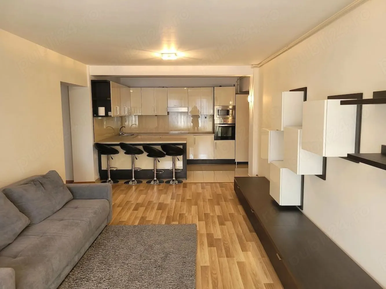 BRASADAS vinde a 2 cam CENTRU et. 2 bloc nou 70 mp utilat. - Agentia imobiliara BRASADAS vinde apartament NOU cu 2 camere, lux in CENTRU etaj 2 complet MOBILAT si UTILAT, 70 mp in constructie 2015 cu 2 camere semidecomandate, din care living cu bucatarie, baie cu geam, balcon tip terasa deschis, debara pentru depozitare sau wc serviciu, interfon, gresie, faianta, parchet laminat, microcentrala, aer conditionat, pereti finisati, instalatii electrice si sanitare noi, geamuri termopan, usi interioara de lemn si metalica la intrare, interfon; Mobilier: bucataria cu corpuri de mobilier, figider, plita, hota si cuptor electrice, cuptor cu microunde, bar cu scaune, sufragerie cu canapea, corpuri de sufragerie; dormitor cu pat matrimonial, noptiere, dulap cu 3 usi tip dressing, baia cu instalatii noi: cabina cu dus, chiuveta, dulap, oglinda si wc, masina de spalat. Www.brasadas.com. }}