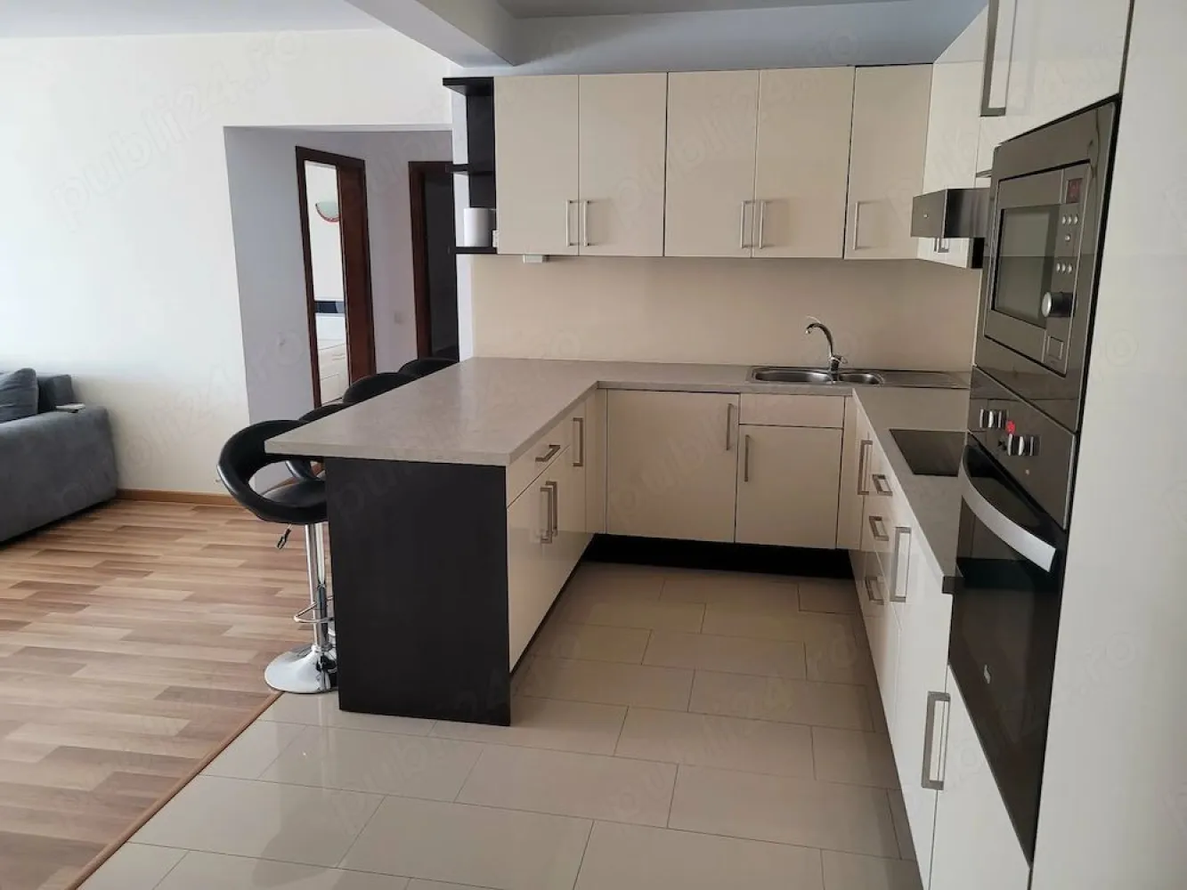 BRASADAS vinde a 2 cam CENTRU et. 2 bloc nou 70 mp utilat. - Agentia imobiliara BRASADAS vinde apartament NOU cu 2 camere, lux in CENTRU etaj 2 complet MOBILAT si UTILAT, 70 mp in constructie 2015 cu 2 camere semidecomandate, din care living cu bucatarie, baie cu geam, balcon tip terasa deschis, debara pentru depozitare sau wc serviciu, interfon, gresie, faianta, parchet laminat, microcentrala, aer conditionat, pereti finisati, instalatii electrice si sanitare noi, geamuri termopan, usi interioara de lemn si metalica la intrare, interfon; Mobilier: bucataria cu corpuri de mobilier, figider, plita, hota si cuptor electrice, cuptor cu microunde, bar cu scaune, sufragerie cu canapea, corpuri de sufragerie; dormitor cu pat matrimonial, noptiere, dulap cu 3 usi tip dressing, baia cu instalatii noi: cabina cu dus, chiuveta, dulap, oglinda si wc, masina de spalat. Www.brasadas.com. }}
