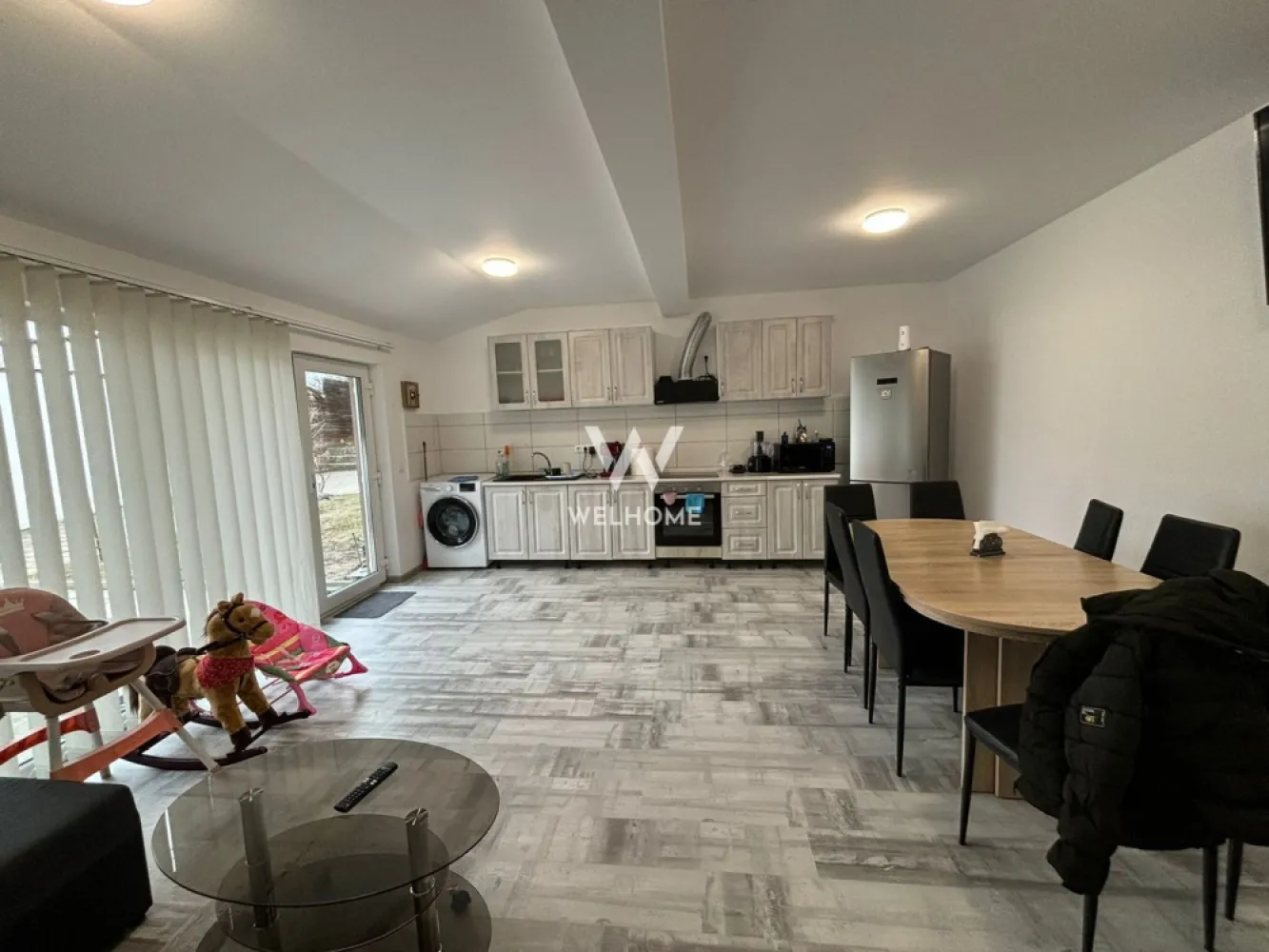 Casa in Turnisor , teren 289mp - Casa compusa din 2 apartamente perfecta pentru 2 familii: Apartamentul 1: hol lLiving open-space cu bucătărie complet utilată si mobilata 1 dormitor matrimonial si unul pentru copil/dressing/birou 1 baie modernă cu geam Apartamentul 2: Sufragerie , zona de zi cu canapea si TV 1 dormitor bucataria la demisol mobilata si utilata , prevazuta cu geam baie cu cada Terenul pe care se afla construita locuinta are o suprafata de 289 si este frumos amenajata cu zona de luat masa si saptiu verde , de asemenea casa dispune si de pivnita . Pozitionarea in cartierul Turniosr, aproape de mijloace de transport, scoli , farmacii si numeroase puncte de interes face aceasta locuinta locul perfect pentru tine si familia ta. Pret: 250.000 EURO Negociabil ( se accepta atat plata cash cat si credit ) }}