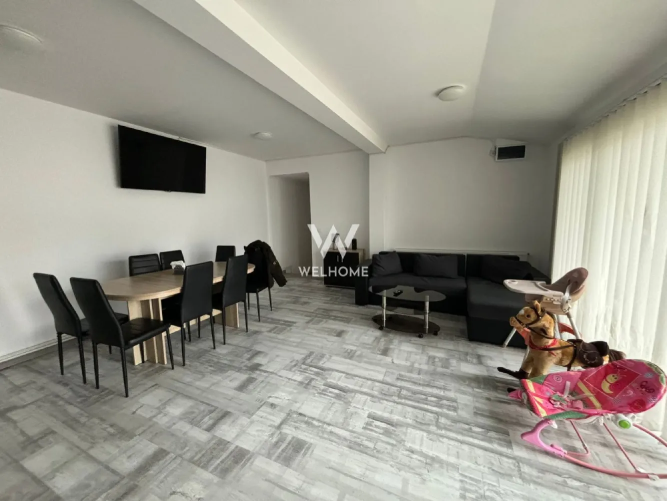 Casa in Turnisor , teren 289mp - Casa compusa din 2 apartamente perfecta pentru 2 familii: Apartamentul 1: hol lLiving open-space cu bucătărie complet utilată si mobilata 1 dormitor matrimonial si unul pentru copil/dressing/birou 1 baie modernă cu geam Apartamentul 2: Sufragerie , zona de zi cu canapea si TV 1 dormitor bucataria la demisol mobilata si utilata , prevazuta cu geam baie cu cada Terenul pe care se afla construita locuinta are o suprafata de 289 si este frumos amenajata cu zona de luat masa si saptiu verde , de asemenea casa dispune si de pivnita . Pozitionarea in cartierul Turniosr, aproape de mijloace de transport, scoli , farmacii si numeroase puncte de interes face aceasta locuinta locul perfect pentru tine si familia ta. Pret: 250.000 EURO Negociabil ( se accepta atat plata cash cat si credit ) }}
