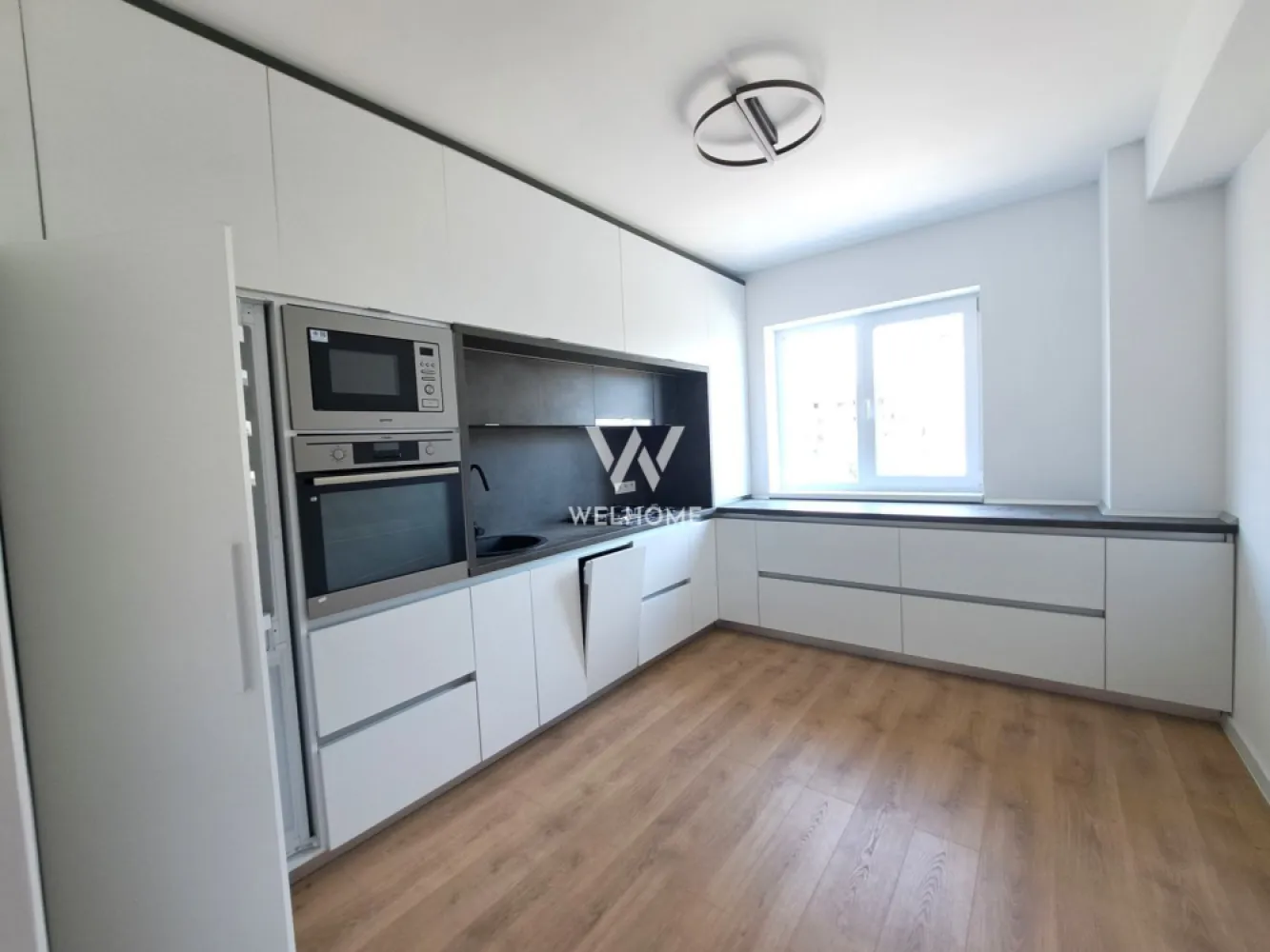 Apartament 3 camere, proiect nou, Calea Surii Mici, Sibiu - Apartament 3 camere, in zona Calea Surii Mici, Sibiu - Comision 0% - Suprafata utila: 70.15 mp - Compartimentare practica: 2 dormitoare, living cu bucatarie open space, 2 bai, hol, sas, 2 logie - Complex rezidential cu Parter+6Etaje+Etaj Retras - Pretul afisat este pentru Apartament SEMIFINISAT LA ALB - cu centrala termica si incalzire in pardoseala Vaillant, usa de intrare de metal, peretii cu lavabila, geamuri termopan, video interfon, instalatii electrice, termice si sanitare pe pozitie. - Exteriorul se preda LA CHEIE: lift, balcoane si terase placate cu gresie, alei si trotuare pavate, spatii verzi. - Zona deosebita, la DOAR 10 minute de centrul Sibiului, mijloace de transport in comun, strazi asfaltate si iluminate. - 1 loc de parcare suprateran inclus in pret. - Contra cost se poate cumpara si loc de parcare subteran. - Predare: Primavara 2026 Poze cu titlul de prezentare! PRET: 140.300 Euro Tva Inclus }}