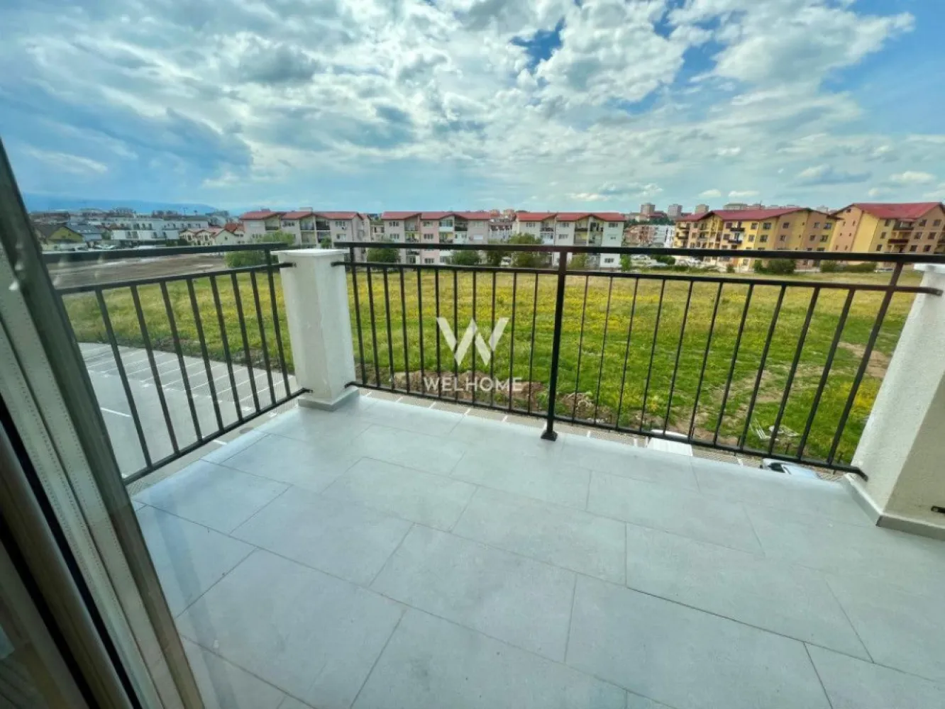 Apartament 2 camere si gradina proprie Selimbar - Apartament 2 camere si gradina proprie, zona Pictor Brana, Selimbar

- Suprafata utila: 54 mpu
- Compartimentare: Living, dormitor, bucatarie, baie, balcon si curte de 38 mp.
- Imobil dotat cu lift, regim de inaltime P+3Etaje si Pod
- Interior semifinisat: pereti tencuiti, glutuiti, sapa pe pardosea, usa intrare metalica, geamuri termopan 3 foi de sticla, 3 garnituri, centrala termica in condensare cu incalzire in pardosea, instalatii electrice pana la faza de doza, balcon placat cu gresie si balustrade fier forjat.
- Exterior bloc - izolatie de 10 si decorativa, alei pavate, iluminat, camere supraveghere, spatii verzi si loc de joaca pentru copii
- Imobilul ofera boxa depozitare (in POD).
- 1 loc de parcare este inclus in pretul locuintei.
- Zona in dezvoltare, placut amenajata, accesibila din sensuri variate - Stefan cel Mare, Octavian Goga sau Nicolae Brana.
POZE CU TITLU DE PREZENTARE!

PRET:- 115.000 Euro cu TVA Inclus
Telefon 0743292794