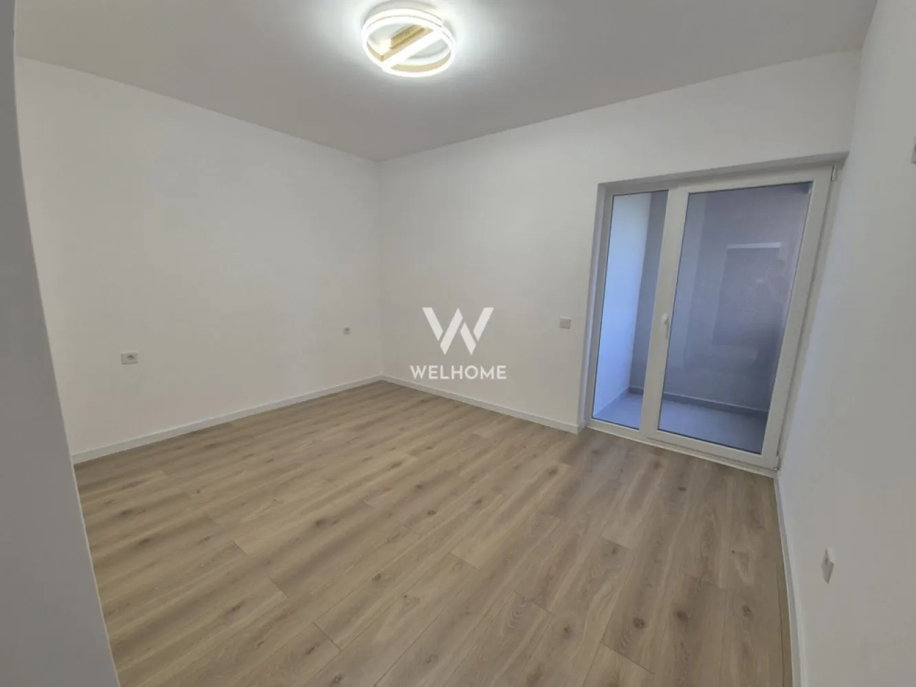 Apartament 3 camere, proiect nou, Calea Surii Mici, Sibiu - Apartament 3 camere, in zona Calea Surii Mici, Sibiu - Comision 0% - Suprafata utila: 70.15 mp - Compartimentare practica: 2 dormitoare, living cu bucatarie open space, 2 bai, hol, sas, 2 logie - Complex rezidential cu Parter+6Etaje+Etaj Retras - Pretul afisat este pentru Apartament SEMIFINISAT LA ALB - cu centrala termica si incalzire in pardoseala Vaillant, usa de intrare de metal, peretii cu lavabila, geamuri termopan, video interfon, instalatii electrice, termice si sanitare pe pozitie. - Exteriorul se preda LA CHEIE: lift, balcoane si terase placate cu gresie, alei si trotuare pavate, spatii verzi. - Zona deosebita, la DOAR 10 minute de centrul Sibiului, mijloace de transport in comun, strazi asfaltate si iluminate. - 1 loc de parcare suprateran inclus in pret. - Contra cost se poate cumpara si loc de parcare subteran. - Predare: Primavara 2026 Poze cu titlul de prezentare! PRET: 140.300 Euro Tva Inclus }}