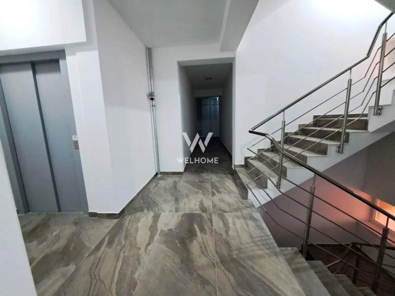 Apartament 3 camere, proiect nou, Calea Surii Mici, Sibiu - Apartament 3 camere, in zona Calea Surii Mici, Sibiu - Comision 0% - Suprafata utila: 70.15 mp - Compartimentare practica: 2 dormitoare, living cu bucatarie open space, 2 bai, hol, sas, 2 logie - Complex rezidential cu Parter+6Etaje+Etaj Retras - Pretul afisat este pentru Apartament SEMIFINISAT LA ALB - cu centrala termica si incalzire in pardoseala Vaillant, usa de intrare de metal, peretii cu lavabila, geamuri termopan, video interfon, instalatii electrice, termice si sanitare pe pozitie. - Exteriorul se preda LA CHEIE: lift, balcoane si terase placate cu gresie, alei si trotuare pavate, spatii verzi. - Zona deosebita, la DOAR 10 minute de centrul Sibiului, mijloace de transport in comun, strazi asfaltate si iluminate. - 1 loc de parcare suprateran inclus in pret. - Contra cost se poate cumpara si loc de parcare subteran. - Predare: Primavara 2026 Poze cu titlul de prezentare! PRET: 140.300 Euro Tva Inclus }}