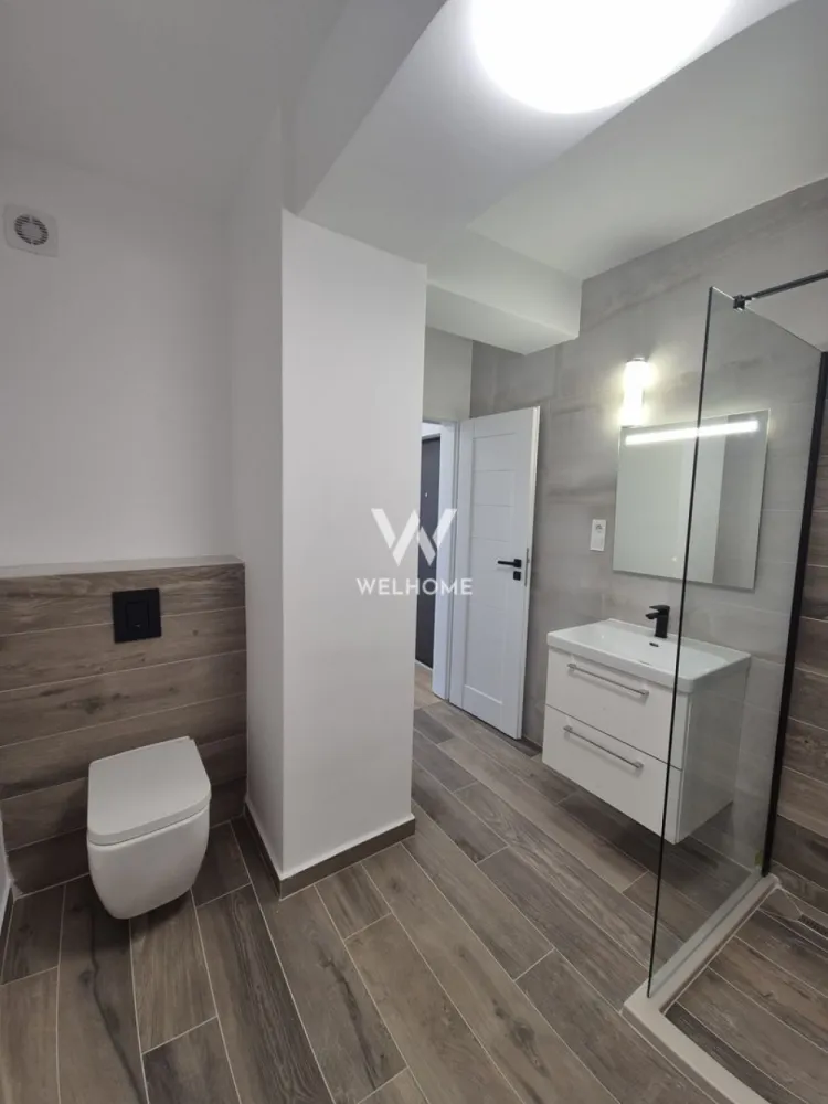Apartament 3 camere, proiect nou, Calea Surii Mici, Sibiu - Apartament 3 camere, in zona Calea Surii Mici, Sibiu - Comision 0% - Suprafata utila: 70.15 mp - Compartimentare practica: 2 dormitoare, living cu bucatarie open space, 2 bai, hol, sas, 2 logie - Complex rezidential cu Parter+6Etaje+Etaj Retras - Pretul afisat este pentru Apartament SEMIFINISAT LA ALB - cu centrala termica si incalzire in pardoseala Vaillant, usa de intrare de metal, peretii cu lavabila, geamuri termopan, video interfon, instalatii electrice, termice si sanitare pe pozitie. - Exteriorul se preda LA CHEIE: lift, balcoane si terase placate cu gresie, alei si trotuare pavate, spatii verzi. - Zona deosebita, la DOAR 10 minute de centrul Sibiului, mijloace de transport in comun, strazi asfaltate si iluminate. - 1 loc de parcare suprateran inclus in pret. - Contra cost se poate cumpara si loc de parcare subteran. - Predare: Primavara 2026 Poze cu titlul de prezentare! PRET: 140.300 Euro Tva Inclus }}