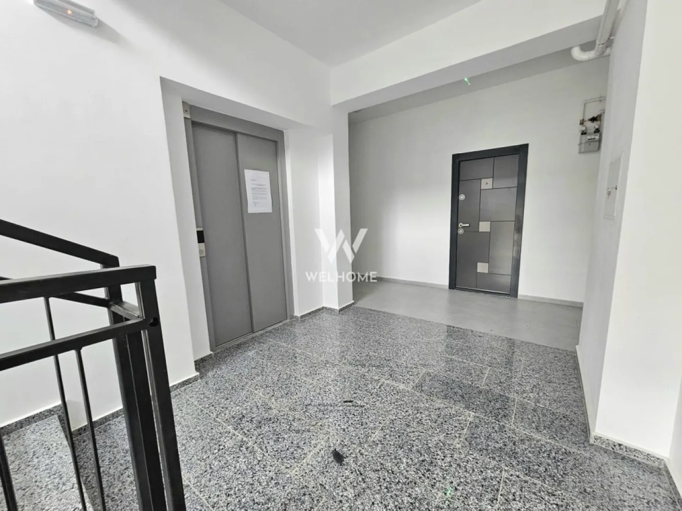 Apartament 2 camere si gradina proprie Selimbar - Apartament 2 camere si gradina proprie, zona Pictor Brana, Selimbar

- Suprafata utila: 54 mpu
- Compartimentare: Living, dormitor, bucatarie, baie, balcon si curte de 38 mp.
- Imobil dotat cu lift, regim de inaltime P+3Etaje si Pod
- Interior semifinisat: pereti tencuiti, glutuiti, sapa pe pardosea, usa intrare metalica, geamuri termopan 3 foi de sticla, 3 garnituri, centrala termica in condensare cu incalzire in pardosea, instalatii electrice pana la faza de doza, balcon placat cu gresie si balustrade fier forjat.
- Exterior bloc - izolatie de 10 si decorativa, alei pavate, iluminat, camere supraveghere, spatii verzi si loc de joaca pentru copii
- Imobilul ofera boxa depozitare (in POD).
- 1 loc de parcare este inclus in pretul locuintei.
- Zona in dezvoltare, placut amenajata, accesibila din sensuri variate - Stefan cel Mare, Octavian Goga sau Nicolae Brana.
POZE CU TITLU DE PREZENTARE!

PRET:- 115.000 Euro cu TVA Inclus
Telefon 0743292794