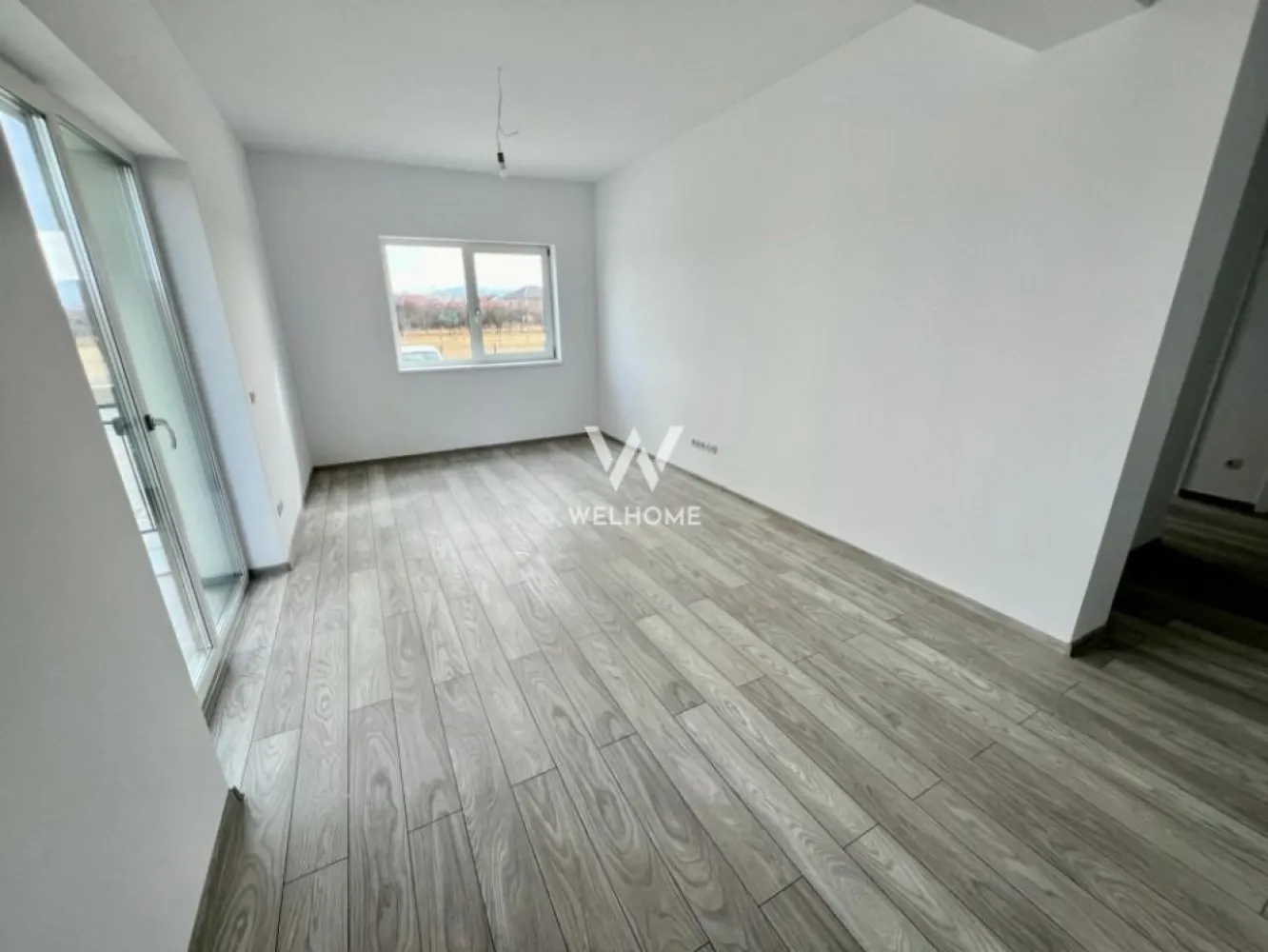 Apartament 2 camere si gradina proprie Selimbar - Apartament 2 camere si gradina proprie, zona Pictor Brana, Selimbar

- Suprafata utila: 54 mpu
- Compartimentare: Living, dormitor, bucatarie, baie, balcon si curte de 38 mp.
- Imobil dotat cu lift, regim de inaltime P+3Etaje si Pod
- Interior semifinisat: pereti tencuiti, glutuiti, sapa pe pardosea, usa intrare metalica, geamuri termopan 3 foi de sticla, 3 garnituri, centrala termica in condensare cu incalzire in pardosea, instalatii electrice pana la faza de doza, balcon placat cu gresie si balustrade fier forjat.
- Exterior bloc - izolatie de 10 si decorativa, alei pavate, iluminat, camere supraveghere, spatii verzi si loc de joaca pentru copii
- Imobilul ofera boxa depozitare (in POD).
- 1 loc de parcare este inclus in pretul locuintei.
- Zona in dezvoltare, placut amenajata, accesibila din sensuri variate - Stefan cel Mare, Octavian Goga sau Nicolae Brana.
POZE CU TITLU DE PREZENTARE!

PRET:- 115.000 Euro cu TVA Inclus
Telefon 0743292794