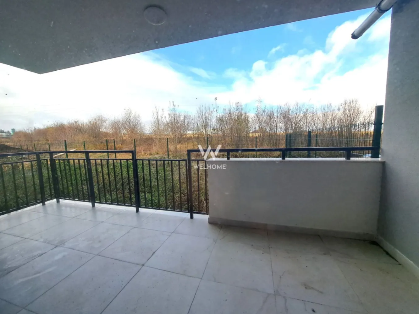 Apartament 3 camere si terasa - Turnisor-Sibiu - Locuinta cu 3 camere, terasa si gradina - zona rezidentiala noua Turnisor Calitate, confort si spatii functionale - note ale acestui ansamblu Facilitati la indemana si accesibilitate buna spre punctele de interes ale orasului, cat si autostrada sau Aeroport Pozitionat pe Sud cu vedere panoramica la oras si munti! Apartament situat la etajul 2 - ofera living cu bucatarie, 2 dormitoare, doua bai, terasa acoperita si balcon Suprafata utila 64 mp + treasa 11 mp si balcon de 3 mp Ca si finisaje/dotari se ofera: centrala in condensatie, incalzire in pardoseala cu sistem inteligent de control, termostate pe fiecare camera, prize si intrerupatoare, usa metalica la intrare, videointerfon, geamuri termopan 3 foi de sticla, jaluzele electrice; peretii gletuiti, sapa - astfel ca tu sa poti personaliza dupa plac Boxa depozitare - cuprinsa in pret apartament Ansamblul este placut organizat, cu spatii verzi, alei, parcari, cuprinde si o zona destinata sport si timp liber, loc de joaca pentru copii Create pentru familie, apartamente variate pentru fiecare! Pret vanzare: -125 900 Euro + TVA Tel: 0745 99 55 37
