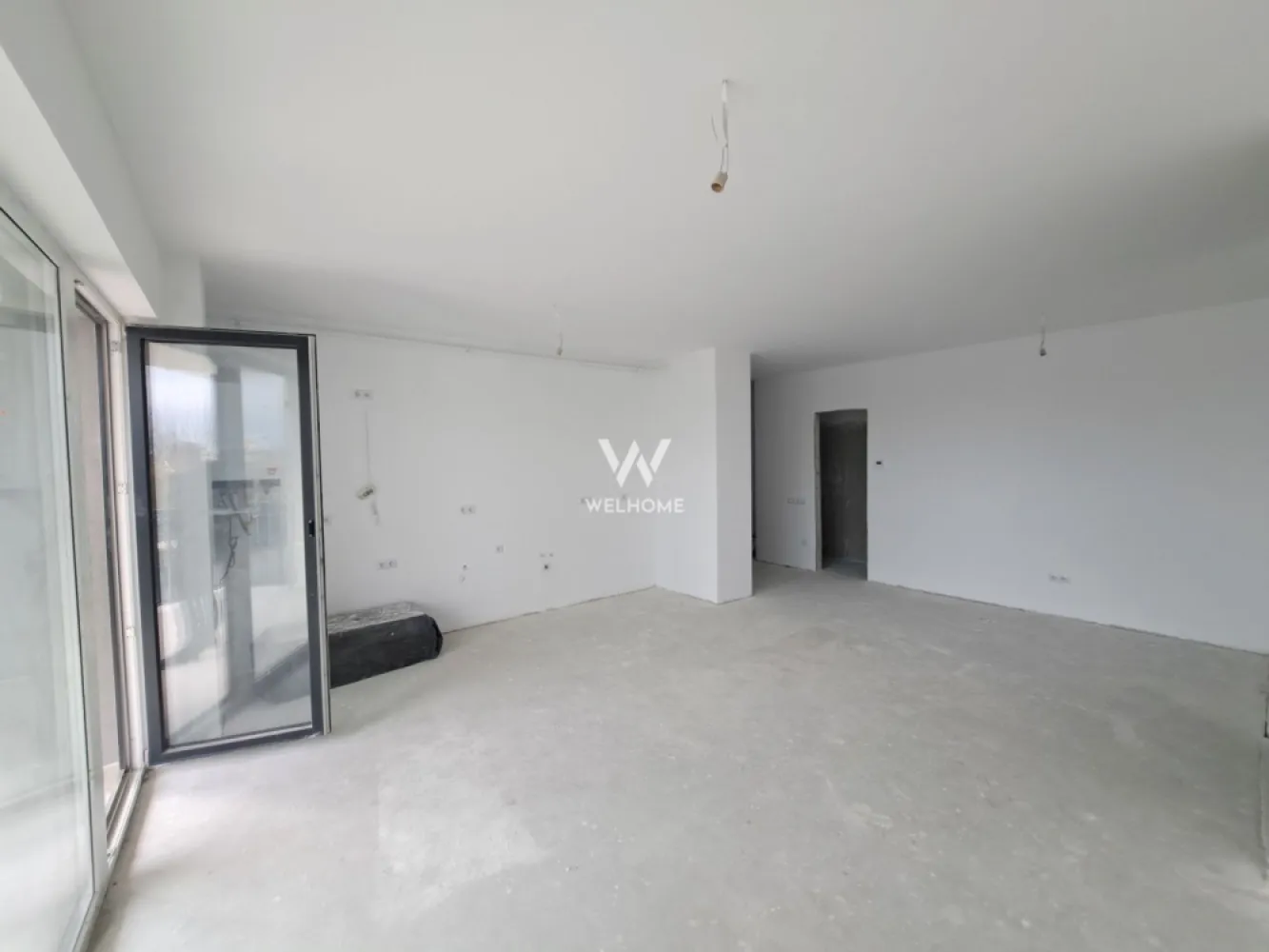 Apartament 3 camere si terasa - Turnisor-Sibiu - Locuinta cu 3 camere, terasa si gradina - zona rezidentiala noua Turnisor Calitate, confort si spatii functionale - note ale acestui ansamblu Facilitati la indemana si accesibilitate buna spre punctele de interes ale orasului, cat si autostrada sau Aeroport Pozitionat pe Sud cu vedere panoramica la oras si munti! Apartament situat la etajul 2 - ofera living cu bucatarie, 2 dormitoare, doua bai, terasa acoperita si balcon Suprafata utila 64 mp + treasa 11 mp si balcon de 3 mp Ca si finisaje/dotari se ofera: centrala in condensatie, incalzire in pardoseala cu sistem inteligent de control, termostate pe fiecare camera, prize si intrerupatoare, usa metalica la intrare, videointerfon, geamuri termopan 3 foi de sticla, jaluzele electrice; peretii gletuiti, sapa - astfel ca tu sa poti personaliza dupa plac Boxa depozitare - cuprinsa in pret apartament Ansamblul este placut organizat, cu spatii verzi, alei, parcari, cuprinde si o zona destinata sport si timp liber, loc de joaca pentru copii Create pentru familie, apartamente variate pentru fiecare! Pret vanzare: -125 900 Euro + TVA Tel: 0745 99 55 37