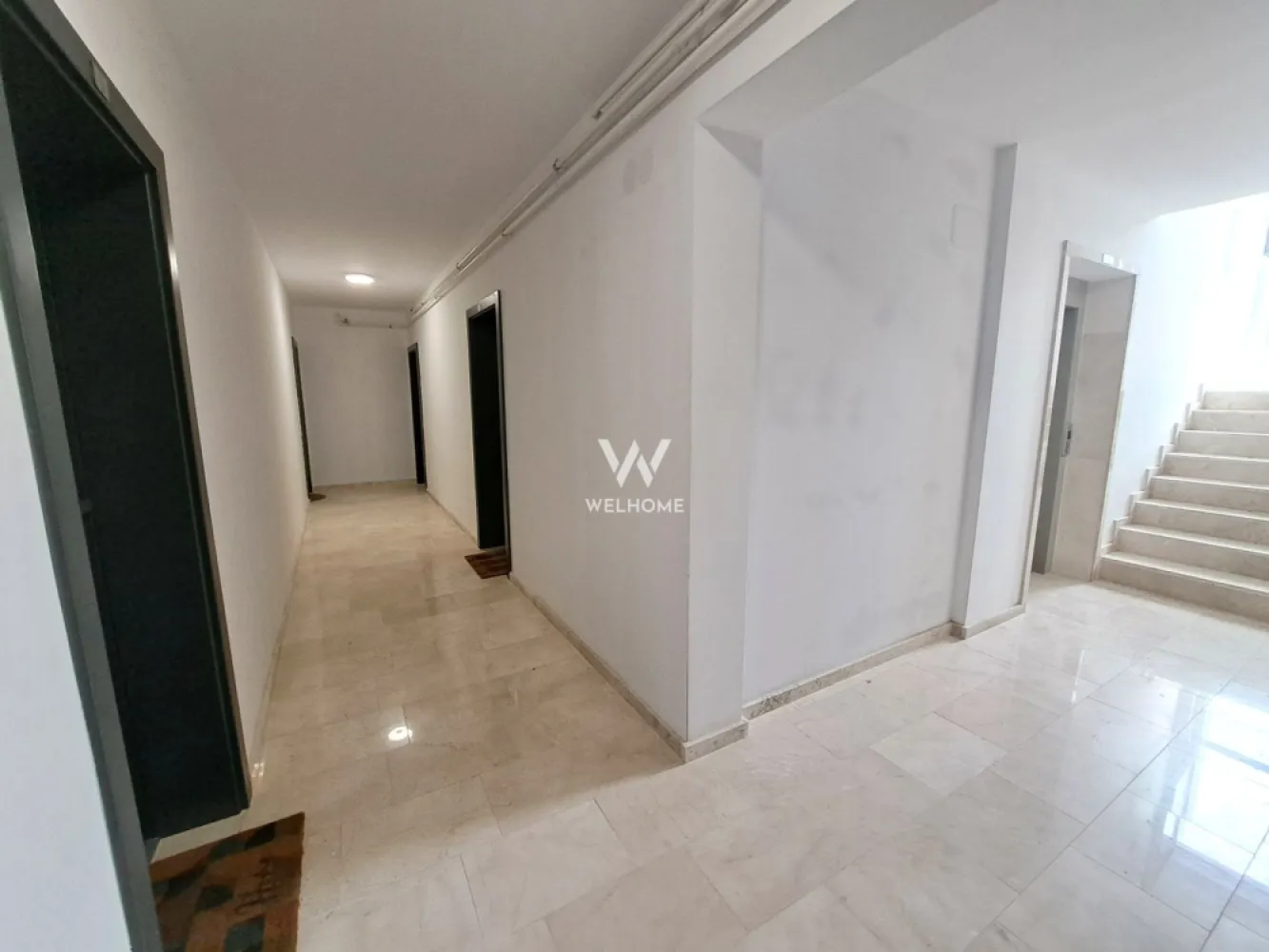 Apartament 3 camere si terasa - Turnisor-Sibiu - Locuinta cu 3 camere, terasa si gradina - zona rezidentiala noua Turnisor Calitate, confort si spatii functionale - note ale acestui ansamblu Facilitati la indemana si accesibilitate buna spre punctele de interes ale orasului, cat si autostrada sau Aeroport Pozitionat pe Sud cu vedere panoramica la oras si munti! Apartament situat la etajul 2 - ofera living cu bucatarie, 2 dormitoare, doua bai, terasa acoperita si balcon Suprafata utila 64 mp + treasa 11 mp si balcon de 3 mp Ca si finisaje/dotari se ofera: centrala in condensatie, incalzire in pardoseala cu sistem inteligent de control, termostate pe fiecare camera, prize si intrerupatoare, usa metalica la intrare, videointerfon, geamuri termopan 3 foi de sticla, jaluzele electrice; peretii gletuiti, sapa - astfel ca tu sa poti personaliza dupa plac Boxa depozitare - cuprinsa in pret apartament Ansamblul este placut organizat, cu spatii verzi, alei, parcari, cuprinde si o zona destinata sport si timp liber, loc de joaca pentru copii Create pentru familie, apartamente variate pentru fiecare! Pret vanzare: -125 900 Euro + TVA Tel: 0745 99 55 37
