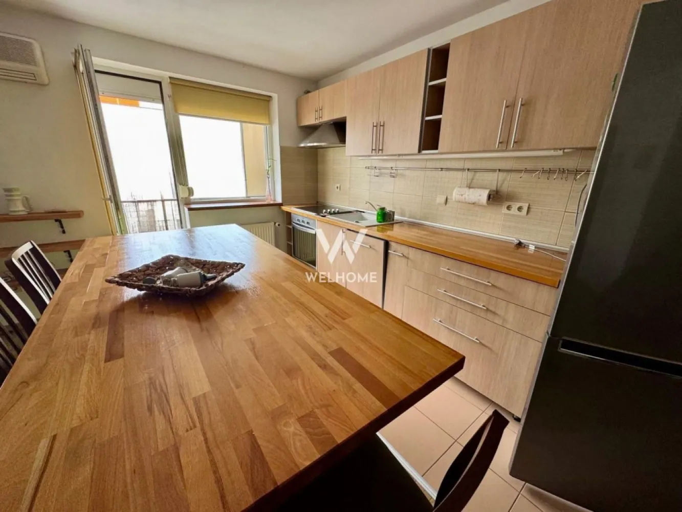 Apartament 3 camere, 90mp, Sibiu - EXCLUSIV! Va oferim spre vanzare un apartament foarte spatios, situat in zona Ciresica, mai exact pe Aleea Streiu din Sibiu. Acesta este dispus pe 2 nivele. ATENTIE: NU ESTE MANSARDA, asa a fost proiectat blocul, iar apartamentele au scara interiora si dormitoarele sunt situate la etaj (PLACA TURNATA). Are o suprafata utila de 90mp la care se adauga balconul in suprafata de 6mp. Blocul are in imediata apropiere gradinite, scoli, magazine, farmacii, locuri de joaca pentru copii, reprezentand o zona rezidentiala ideala pentru familii. Apartamentul este situat la etajul 4. Blocul nu are lift momentan, insa exista discutii avansate intre locatari, existand deja, din constructie, spatiul destinat liftului. Compartimentare: parter: hol, bucatarie cu insula, living cu iesire pe balcon, baie etaj:(placa de beton): hol generos,2 dormitoare spatioase, baie cu cada si spatiu de depozitare pe hol Apartamentul beneficiaza de imbunatari precum: aer conditionat, jaluzele electrice la toate geamurile, parchet de lemn masiv in stare excelenta. Se preda MOBILAT SI UTILAT complet, READY TO MOVE, conform fotografii, si reprezinta o alegere buna indiferent daca e vorba despre locuit sau investitie (chiriile in zona fiind foarte cautate). Pret: 135000 euro Pretul este negociabil si se poate achita cash sau cu credit bancar Informatii si vizionari: 0752.088.381- Roxana MERITA VAZUT!