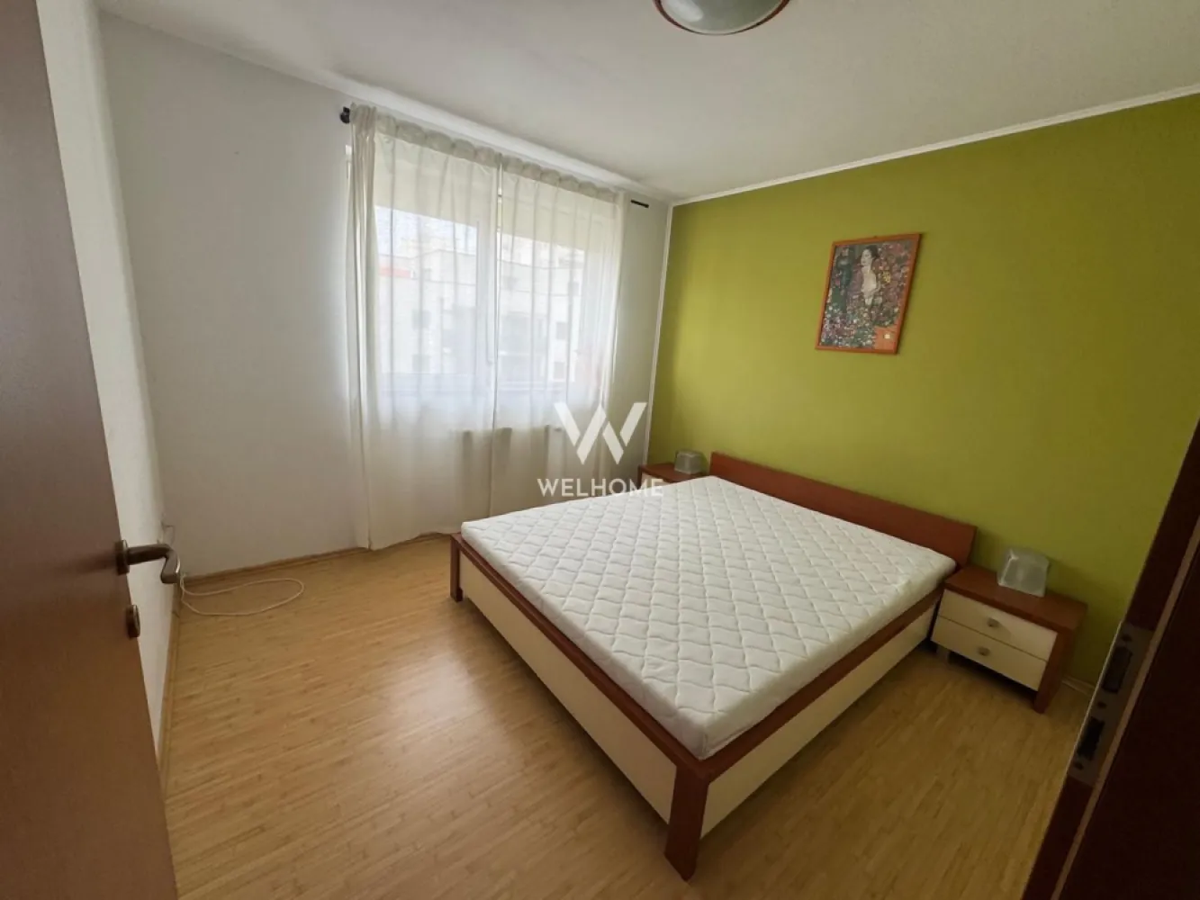 Apartament 3 camere, 90mp, Sibiu - EXCLUSIV! Va oferim spre vanzare un apartament foarte spatios, situat in zona Ciresica, mai exact pe Aleea Streiu din Sibiu. Acesta este dispus pe 2 nivele. ATENTIE: NU ESTE MANSARDA, asa a fost proiectat blocul, iar apartamentele au scara interiora si dormitoarele sunt situate la etaj (PLACA TURNATA). Are o suprafata utila de 90mp la care se adauga balconul in suprafata de 6mp. Blocul are in imediata apropiere gradinite, scoli, magazine, farmacii, locuri de joaca pentru copii, reprezentand o zona rezidentiala ideala pentru familii. Apartamentul este situat la etajul 4. Blocul nu are lift momentan, insa exista discutii avansate intre locatari, existand deja, din constructie, spatiul destinat liftului. Compartimentare: parter: hol, bucatarie cu insula, living cu iesire pe balcon, baie etaj:(placa de beton): hol generos,2 dormitoare spatioase, baie cu cada si spatiu de depozitare pe hol Apartamentul beneficiaza de imbunatari precum: aer conditionat, jaluzele electrice la toate geamurile, parchet de lemn masiv in stare excelenta. Se preda MOBILAT SI UTILAT complet, READY TO MOVE, conform fotografii, si reprezinta o alegere buna indiferent daca e vorba despre locuit sau investitie (chiriile in zona fiind foarte cautate). Pret: 135000 euro Pretul este negociabil si se poate achita cash sau cu credit bancar Informatii si vizionari: 0752.088.381- Roxana MERITA VAZUT!