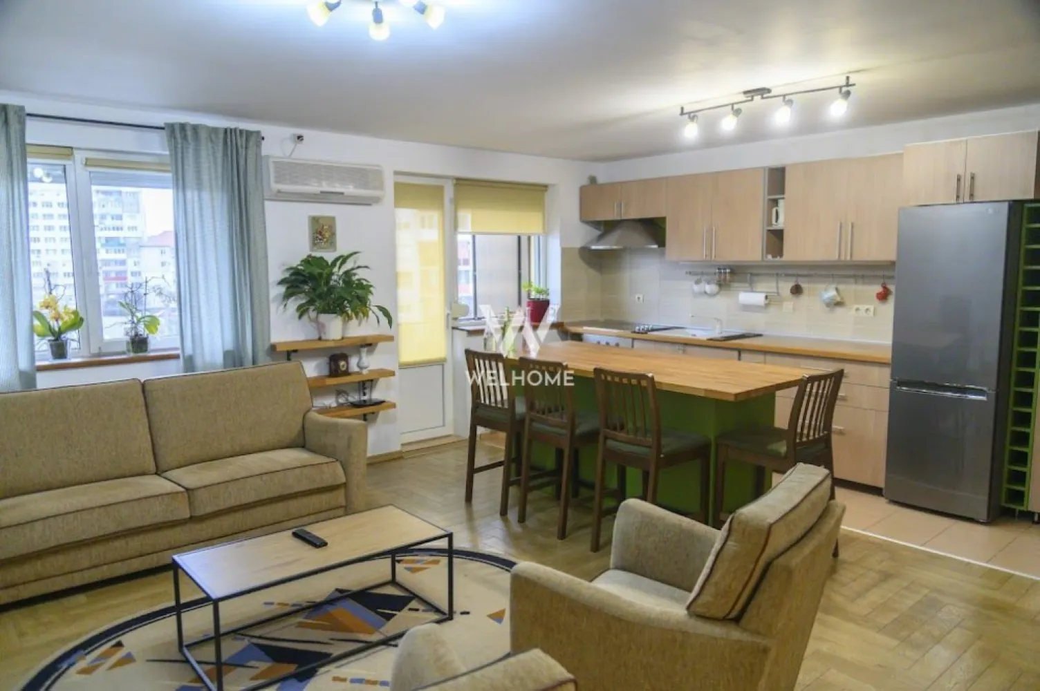 Apartament 3 camere, 90mp, Sibiu - EXCLUSIV! Va oferim spre vanzare un apartament foarte spatios, situat in zona Ciresica, mai exact pe Aleea Streiu din Sibiu. Acesta este dispus pe 2 nivele. ATENTIE: NU ESTE MANSARDA, asa a fost proiectat blocul, iar apartamentele au scara interiora si dormitoarele sunt situate la etaj (PLACA TURNATA). Are o suprafata utila de 90mp la care se adauga balconul in suprafata de 6mp. Blocul are in imediata apropiere gradinite, scoli, magazine, farmacii, locuri de joaca pentru copii, reprezentand o zona rezidentiala ideala pentru familii. Apartamentul este situat la etajul 4. Blocul nu are lift momentan, insa exista discutii avansate intre locatari, existand deja, din constructie, spatiul destinat liftului. Compartimentare: parter: hol, bucatarie cu insula, living cu iesire pe balcon, baie etaj:(placa de beton): hol generos,2 dormitoare spatioase, baie cu cada si spatiu de depozitare pe hol Apartamentul beneficiaza de imbunatari precum: aer conditionat, jaluzele electrice la toate geamurile, parchet de lemn masiv in stare excelenta. Se preda MOBILAT SI UTILAT complet, READY TO MOVE, conform fotografii, si reprezinta o alegere buna indiferent daca e vorba despre locuit sau investitie (chiriile in zona fiind foarte cautate). Pret: 135000 euro Pretul este negociabil si se poate achita cash sau cu credit bancar Informatii si vizionari: 0752.088.381- Roxana MERITA VAZUT!