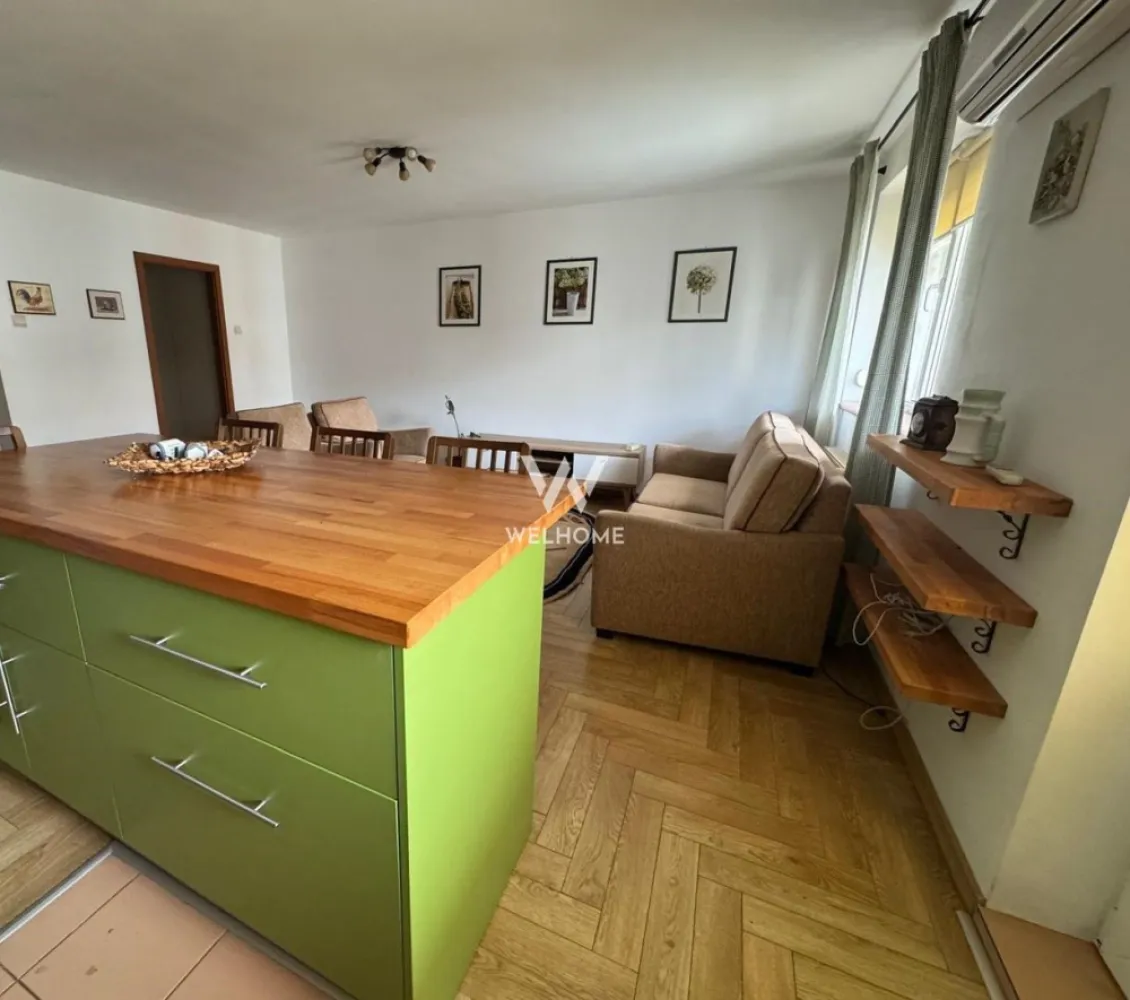 Apartament 3 camere, 90mp, Sibiu - EXCLUSIV! Va oferim spre vanzare un apartament foarte spatios, situat in zona Ciresica, mai exact pe Aleea Streiu din Sibiu. Acesta este dispus pe 2 nivele. ATENTIE: NU ESTE MANSARDA, asa a fost proiectat blocul, iar apartamentele au scara interiora si dormitoarele sunt situate la etaj (PLACA TURNATA). Are o suprafata utila de 90mp la care se adauga balconul in suprafata de 6mp. Blocul are in imediata apropiere gradinite, scoli, magazine, farmacii, locuri de joaca pentru copii, reprezentand o zona rezidentiala ideala pentru familii. Apartamentul este situat la etajul 4. Blocul nu are lift momentan, insa exista discutii avansate intre locatari, existand deja, din constructie, spatiul destinat liftului. Compartimentare: parter: hol, bucatarie cu insula, living cu iesire pe balcon, baie etaj:(placa de beton): hol generos,2 dormitoare spatioase, baie cu cada si spatiu de depozitare pe hol Apartamentul beneficiaza de imbunatari precum: aer conditionat, jaluzele electrice la toate geamurile, parchet de lemn masiv in stare excelenta. Se preda MOBILAT SI UTILAT complet, READY TO MOVE, conform fotografii, si reprezinta o alegere buna indiferent daca e vorba despre locuit sau investitie (chiriile in zona fiind foarte cautate). Pret: 135000 euro Pretul este negociabil si se poate achita cash sau cu credit bancar Informatii si vizionari: 0752.088.381- Roxana MERITA VAZUT!