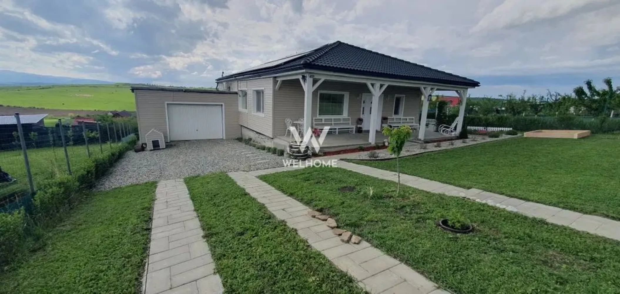 Casă individuală sustenabilă, cu teren generos – Șura Mare (Dealul Sibiului) - Vă propunem spre vânzare o proprietate deosebită, ideală pentru cei care caută independență energetică, confort și liniște – situată în zona Șura Mare (Dealul Sibiului), la doar 4 km de Hornbach. 📍 Locație: Șesul Sibiului – zonă liniștită, în dezvoltare, cu acces rapid spre oraș 📐 Suprafață teren: 695 mp 🏠 Suprafață utilă casă: 93 mp + verandă 30 mp + garaj 47 mp + pivniță 30 mp Compartimentare eficientă: hol de acces, bucătărie complet utilată, living luminos, 2 dormitoare confortabile, 2 băi si un dressing generos Autonomie și confort: * Sistem off-grid complet, cu 14 panouri fotovoltaice (6.3 kW), invertor de 8 kW și baterii 15 kW * Încălzire în pardoseală cu termostate individuale – sistem hibrid (pe peleți + puffer electric) * Alimentare cu apă din puț propriu (24 m adâncime) cu stație de dedurizare și UV * Fosa septică (2 mc) * Verandă spațioasă și garaj cu placă de beton (posibilitate terasă) 🏗️ Construcție solidă: * Zidărie BCA cu structură de beton * Izolație exterioară cu polistiren 10 cm și finisaj tip siding american * Izolație interioară cu vată bazaltică (tavan) 🌿 Curte amenajată: Împrejmuită, cu gard viu și iedera plantată pentru intimitate și estetică. 🪑 Se vinde complet mobilată și utilată. 📄 Status juridic: Construcția are autorizație valabilă încă 21 luni. Proprietatea nu este momentan intabulabilă (zona este în extravilan), dar există document oficial de la Primărie privind includerea în intravilan (încadrarea L1 și L2 este în curs, conform viitorului PUG). Ideală pentru cei care doresc un stil de viață sustenabil, aproape de natură, dar la doar câteva minute de oraș. Pret: 159 000 Euro Contactează-ne pentru detalii și programarea unei vizionări! 0756 094 405 }}