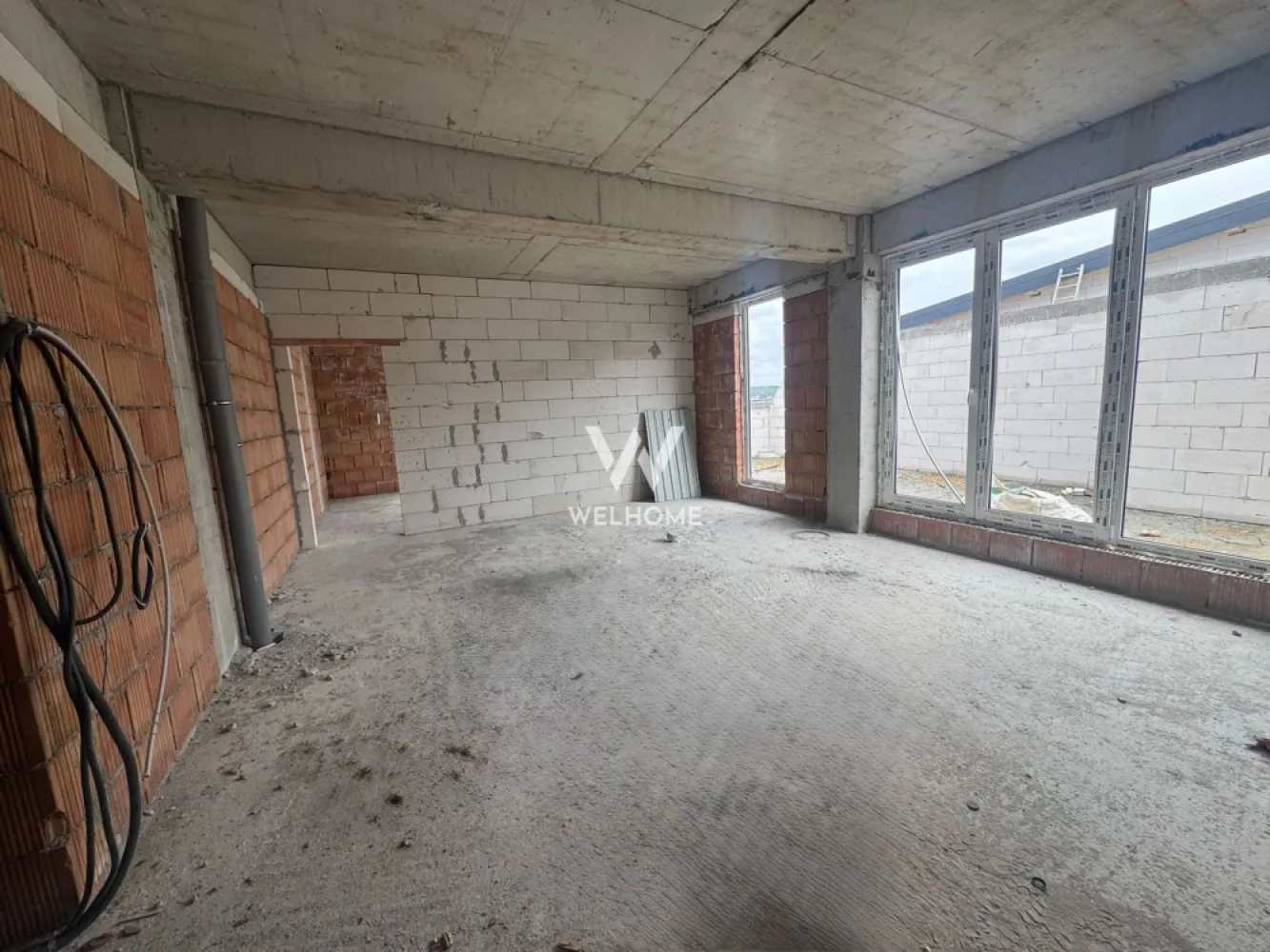 Penthouse, 93 mp, Selimbar, Sibiu - Apartament tip Penthouse cu 4 camere, in Selimbar - Zona Triajului Direct de la Dezvoltator cu o experienta de 15 ani pe piata Loc de parcare suprateran inclus in pret Proiect nou cu P+2ET+ER cu loc de joaca pentru copii si spatii verzi Situat la etajul retras cu o suprafata utila de 93 mpu + terasa de 80.9 mp Compartimentare: Hol, Living + Bucatarie, 3 dormitoare, Baie , Terasa (vezi schita) Predare: La GRI Pret: 180.000 Euro cu TVA INCLUS Detalii si vizionari: 0752.088.381- Roxana }}