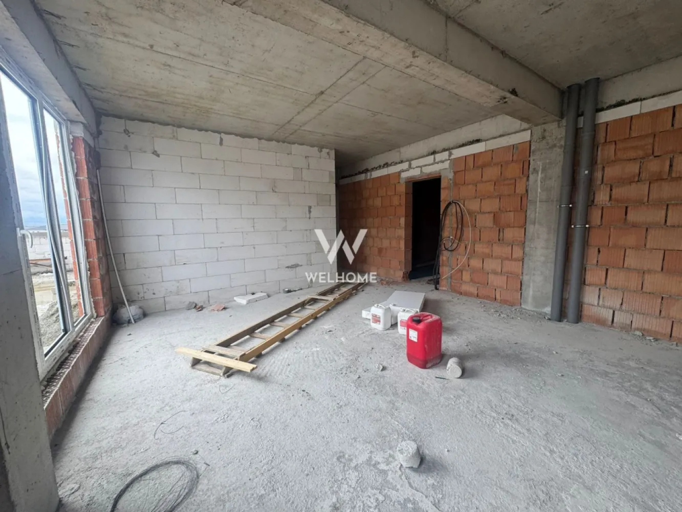 Penthouse, 93 mp, Selimbar, Sibiu - Apartament tip Penthouse cu 4 camere, in Selimbar - Zona Triajului Direct de la Dezvoltator cu o experienta de 15 ani pe piata Loc de parcare suprateran inclus in pret Proiect nou cu P+2ET+ER cu loc de joaca pentru copii si spatii verzi Situat la etajul retras cu o suprafata utila de 93 mpu + terasa de 80.9 mp Compartimentare: Hol, Living + Bucatarie, 3 dormitoare, Baie , Terasa (vezi schita) Predare: La GRI Pret: 180.000 Euro cu TVA INCLUS Detalii si vizionari: 0752.088.381- Roxana }}