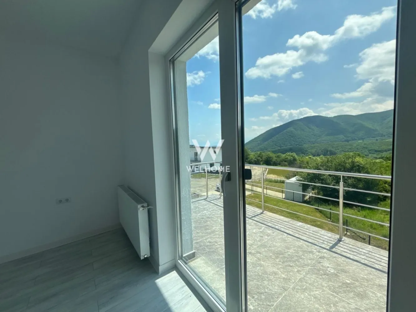 Locuinta cu PRIVELISTE si INTIMITATE! - Casa individuala cu TEREN 925mp si priveliste catre Cetate. Este amplasata in cea mai frumoasa si dorita zona periferica a Sibiului. Vine cu o suprafata utila generoasa de 177mp distribuita astfel: DEMISOL: -Zona de zi cu acces in curte -Baie -Spatiu de depozitare PARTER: -Hol de acces -Baie -Spatiu tehnic -Living open space cu bucatarie si acces intr-o terasa spatioasa pozitionata pe soare si cu priveliste. etaj: -3 dormitoare spatioase dintre care 2 cu acces in balcon -Baie mare Posibilitatea de achizitie poate fi la stadiul de alb sau complet mobilat-utilat. PRET: 350.000 euro + TVA ( stadiul mobilat-utilat) Contact:Cosmin-0743292794 }}