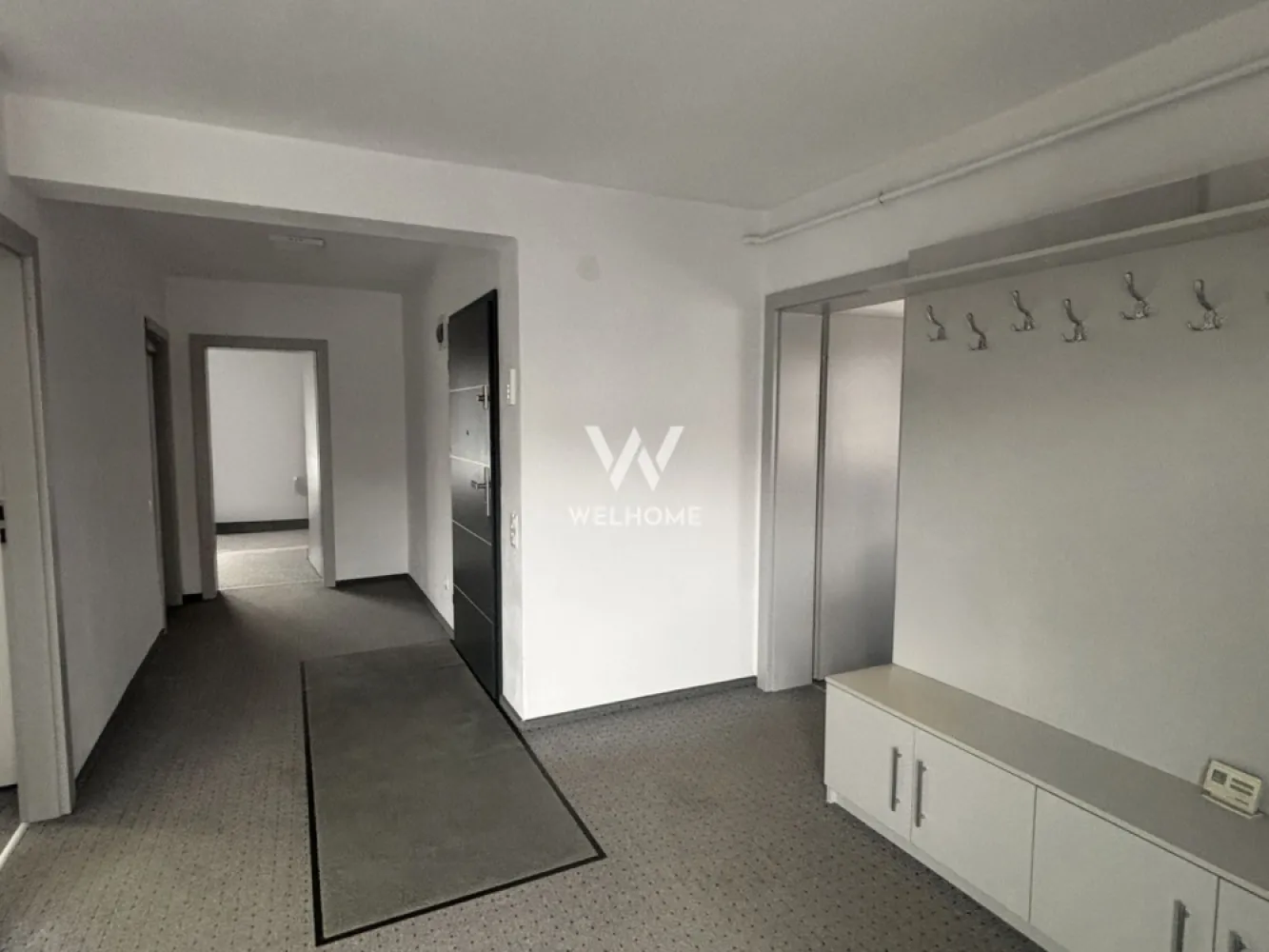 Vila Spatioasa 240 mp, Teren 820 mp Sibiu-Arhitectilor - Ideala pentru locuit sau Birou, predare LA CHEIE! Aceasta locuinta este o oportunitate excelenta de investitie intr-o zona linistita, dar accesibila. Se afla Aproape de Padurea Dumbrava, intr-o zona de case. Vine cu o suprafata utila de 240 mp distribuiti pe 2 niveluri. LA PARTER: -Hol de acces -Living -Bucatarie separata -2 bai -2 dormitoare, dintre care unul cu baie -dressing Acces in terasa si curtea din spate Atat din zona de zi cat si din dormitor. LA ETAJ: -Living cu bucatarie open-space -3 dormitoare -2 bai -2 balcoane mari: unul destinat pentru zona de zi si altul pentru unul din dormitoare. Accesul la etaj se face din holul principal de acces. Casa dispune de un pod pretabil ca si spatiu de depozitare. Se pot ajusta cateva modificari la schitele aferente. O casa cu potential si curte pozitionata pe soare. Daca iti cauti o casa pentru 2 familii, sau o casa unde vrei sa ai si locul de munca dar si sa fii acasa, Locuinta asta este pentru tine. PRET: 369.000 euro }}