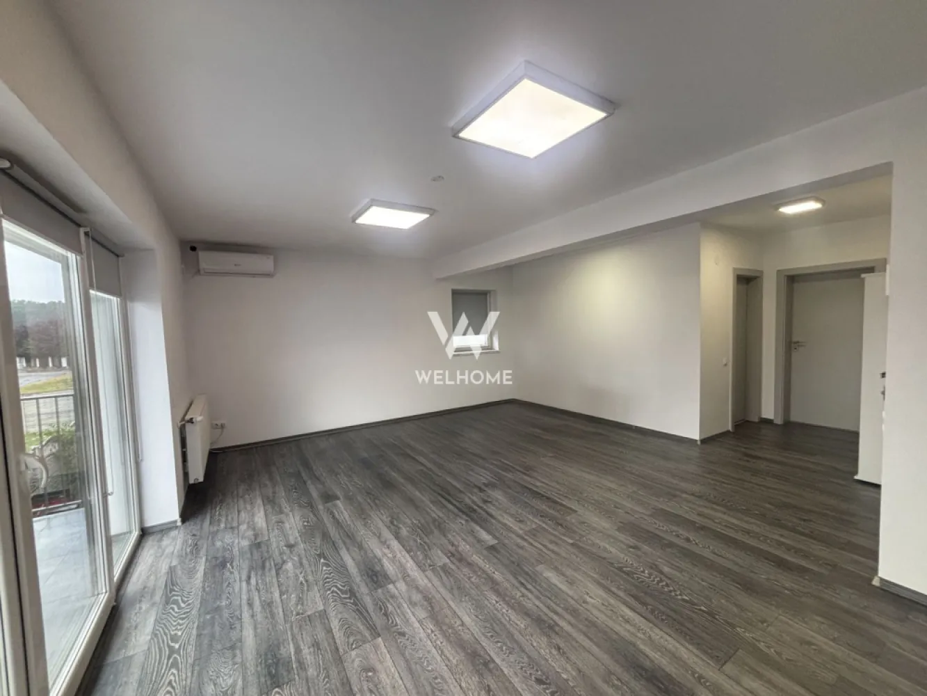 Vila Spatioasa 240 mp, Teren 820 mp Sibiu-Arhitectilor - Ideala pentru locuit sau Birou, predare LA CHEIE! Aceasta locuinta este o oportunitate excelenta de investitie intr-o zona linistita, dar accesibila. Se afla Aproape de Padurea Dumbrava, intr-o zona de case. Vine cu o suprafata utila de 240 mp distribuiti pe 2 niveluri. LA PARTER: -Hol de acces -Living -Bucatarie separata -2 bai -2 dormitoare, dintre care unul cu baie -dressing Acces in terasa si curtea din spate Atat din zona de zi cat si din dormitor. LA ETAJ: -Living cu bucatarie open-space -3 dormitoare -2 bai -2 balcoane mari: unul destinat pentru zona de zi si altul pentru unul din dormitoare. Accesul la etaj se face din holul principal de acces. Casa dispune de un pod pretabil ca si spatiu de depozitare. Se pot ajusta cateva modificari la schitele aferente. O casa cu potential si curte pozitionata pe soare. Daca iti cauti o casa pentru 2 familii, sau o casa unde vrei sa ai si locul de munca dar si sa fii acasa, Locuinta asta este pentru tine. PRET: 369.000 euro }}