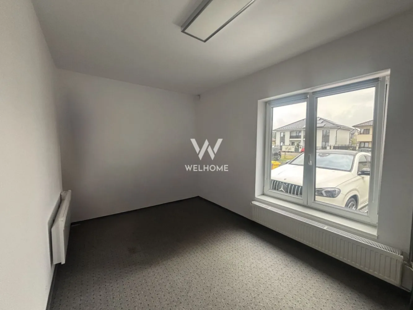 Vila Spatioasa 240 mp, Teren 820 mp Sibiu-Arhitectilor - Ideala pentru locuit sau Birou, predare LA CHEIE! Aceasta locuinta este o oportunitate excelenta de investitie intr-o zona linistita, dar accesibila. Se afla Aproape de Padurea Dumbrava, intr-o zona de case. Vine cu o suprafata utila de 240 mp distribuiti pe 2 niveluri. LA PARTER: -Hol de acces -Living -Bucatarie separata -2 bai -2 dormitoare, dintre care unul cu baie -dressing Acces in terasa si curtea din spate Atat din zona de zi cat si din dormitor. LA ETAJ: -Living cu bucatarie open-space -3 dormitoare -2 bai -2 balcoane mari: unul destinat pentru zona de zi si altul pentru unul din dormitoare. Accesul la etaj se face din holul principal de acces. Casa dispune de un pod pretabil ca si spatiu de depozitare. Se pot ajusta cateva modificari la schitele aferente. O casa cu potential si curte pozitionata pe soare. Daca iti cauti o casa pentru 2 familii, sau o casa unde vrei sa ai si locul de munca dar si sa fii acasa, Locuinta asta este pentru tine. PRET: 369.000 euro }}