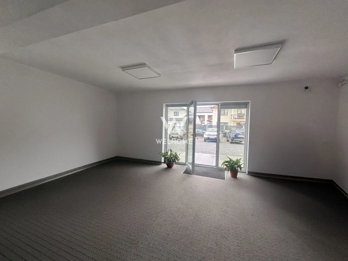 Vila Spatioasa 240 mp, Teren 820 mp Sibiu-Arhitectilor - Ideala pentru locuit sau Birou, predare LA CHEIE! Aceasta locuinta este o oportunitate excelenta de investitie intr-o zona linistita, dar accesibila. Se afla Aproape de Padurea Dumbrava, intr-o zona de case. Vine cu o suprafata utila de 240 mp distribuiti pe 2 niveluri. LA PARTER: -Hol de acces -Living -Bucatarie separata -2 bai -2 dormitoare, dintre care unul cu baie -dressing Acces in terasa si curtea din spate Atat din zona de zi cat si din dormitor. LA ETAJ: -Living cu bucatarie open-space -3 dormitoare -2 bai -2 balcoane mari: unul destinat pentru zona de zi si altul pentru unul din dormitoare. Accesul la etaj se face din holul principal de acces. Casa dispune de un pod pretabil ca si spatiu de depozitare. Se pot ajusta cateva modificari la schitele aferente. O casa cu potential si curte pozitionata pe soare. Daca iti cauti o casa pentru 2 familii, sau o casa unde vrei sa ai si locul de munca dar si sa fii acasa, Locuinta asta este pentru tine. PRET: 369.000 euro }}