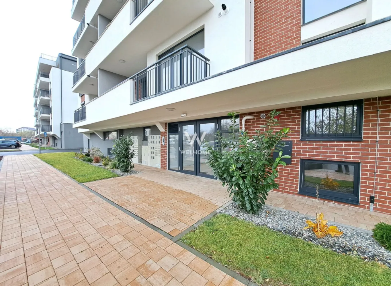 Apartament 3 camere, terasa si balcon - Sibiu - Locuinta cu 3 camere, terasa si balcon- zona rezidentiala noua Turnisor Calitate, confort si spatii functionale - note ale acestui ansamblu Facilitati la indemana si accesibilitate buna spre punctele de interes ale orasului, cat si autostrada sau Aeroport Apartament situat la etajul 1 - ofera living cu bucatarie, 2 dormitoare, doua bai, terasa acoperita si balcon Suprafata utila 68 mp + treasa 11 mp si balcon de 4 mp Ca si finisaje/dotari se ofera: centrala in condensatie, incalzire in pardoseala cu sistem inteligent de control, termostate pe fiecare camera, prize si intrerupatoare, usa metalica la intrare, videointerfon, geamuri termopan 3 foi de sticla, jaluzele electrice; peretii gletuiti, sapa. Boxa depozitare - cuprinsa in pret apartament Ansamblul este placut organizat, cu spatii verzi, alei, parcari, cuprinde si o zona destinata sport si timp liber, loc de joaca pentru copii Create pentru familie, apartamente variate pentru fiecare! Predare in 2026 Pret vanzare: -132.900 Euro + TVA Loc de parcare: -5.000 Euro suprateran -10.000 Euro subteran Tel: 0793.388.888 }}