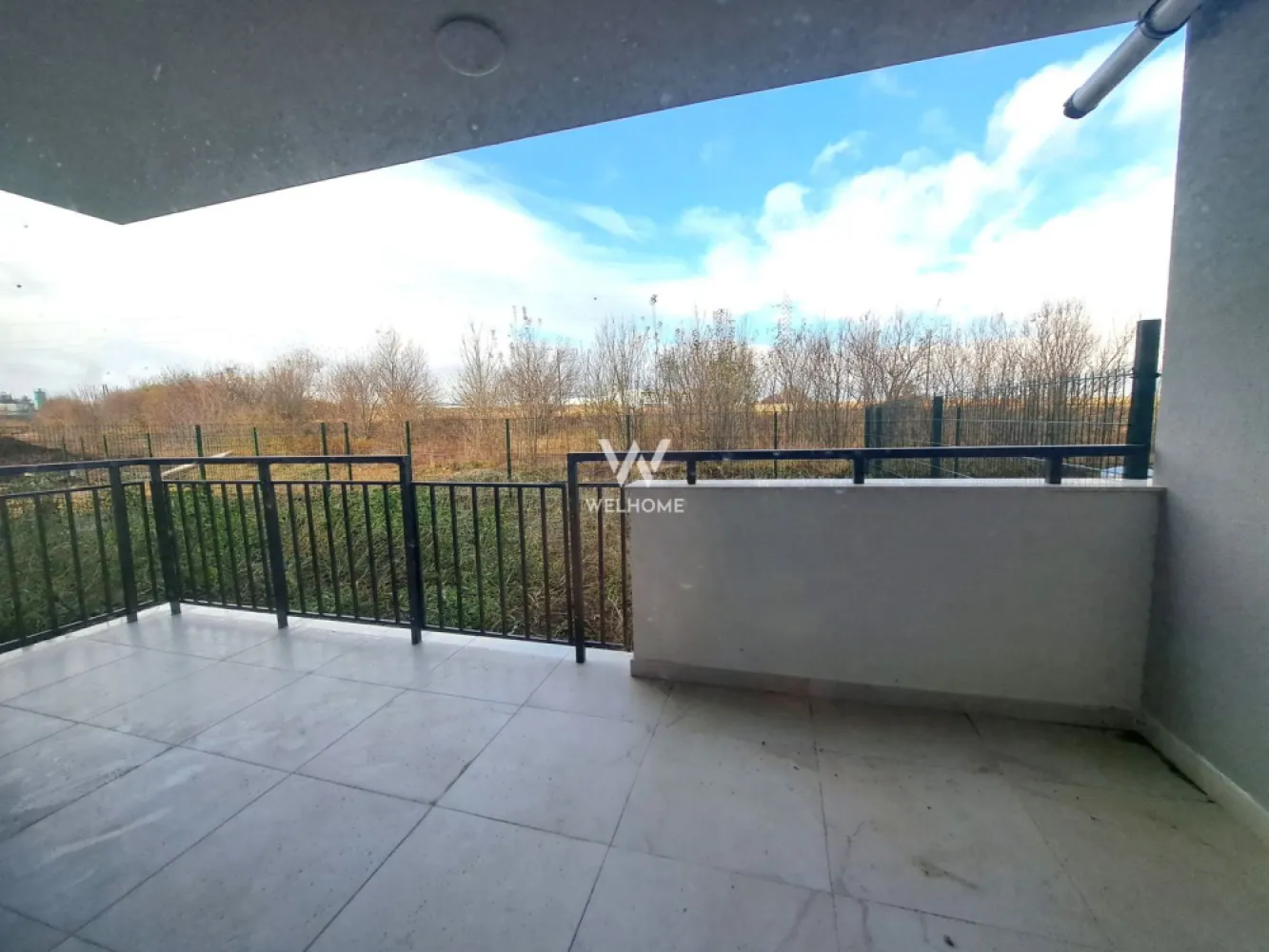 Apartament 3 camere, terasa si balcon - Sibiu - Locuinta cu 3 camere, terasa si balcon- zona rezidentiala noua Turnisor Calitate, confort si spatii functionale - note ale acestui ansamblu Facilitati la indemana si accesibilitate buna spre punctele de interes ale orasului, cat si autostrada sau Aeroport Apartament situat la etajul 1 - ofera living cu bucatarie, 2 dormitoare, doua bai, terasa acoperita si balcon Suprafata utila 68 mp + treasa 11 mp si balcon de 4 mp Ca si finisaje/dotari se ofera: centrala in condensatie, incalzire in pardoseala cu sistem inteligent de control, termostate pe fiecare camera, prize si intrerupatoare, usa metalica la intrare, videointerfon, geamuri termopan 3 foi de sticla, jaluzele electrice; peretii gletuiti, sapa. Boxa depozitare - cuprinsa in pret apartament Ansamblul este placut organizat, cu spatii verzi, alei, parcari, cuprinde si o zona destinata sport si timp liber, loc de joaca pentru copii Create pentru familie, apartamente variate pentru fiecare! Predare in 2026 Pret vanzare: -132.900 Euro + TVA Loc de parcare: -5.000 Euro suprateran -10.000 Euro subteran Tel: 0793.388.888 }}