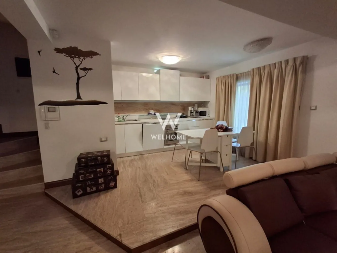 Casa individuala de vanzare, 4 camere, Sibiu, Calea Poplacii - Se vinde casa cu 4 camere in zona Calea Poplacii ideala pentru locuit sau pentru un centru de beauty sau birouri. Construita in 2010, din caramida, acoperita cu tigla, la doar 3,4 km de Centrul orasului si 8 min cu masina. Este o imbinare perfecta dintre o casa si un apartament spatios cu 3 dormitoare, living open space si garaj. Suprafata totala utila este de 196.08 mp plus subsolul de aprox 40 mp. Situata intr-o zona foarte solicitata, casa este distribuita astfel: Subsol: hol, camera tehnica, camera care poate fi transformata in crama si 2 camarute mici de 5 si 6 mp aproximativ pentru depozitare Parter: garaj de 21,57mp, o toaleta de serviciu, hol cu casa scarii prin care se face accesul la primul nivel. Etaj 1: living cu bucatarie open space, balcon de 7 m, scari interioare , placate cu travertin, si balustrade superbe din fier. Etaj 2: 2 dormitoare, 1 baie, balcon, scari interioare. Mansarda: 1camera generoasa si 1 baie. Intreaga casa are incalzire in pardoseala. Imobilul se vinde complet mobilat si utilat, ca in poze. Mobila este de cea mai buna calitate. Incalzirea este electrică, prin pardoseala cu termostate individuale pe camere si etaje. Dispune de 2 aere conditionate, unul in living, celalalt in mansarda. La exterior exista izolatie termica. Casa a fost locuita numai ocazional (cateva luni pe an) si se afla intr-o stare foarte buna. O filmare este disponibila pentru a fi trimisa pe Whattapp sau Messenger pentru doritori. Holurile, scarile si livingul cu bucataria sunt placate cu travertin. Alarma si camerele de securitate sunt functionale si sunt montate de asemenea pe proprietate la interior si exterior. Casa are termopane maro de calitate cu sliding doors la cele 2 balcoane si video interfon pe toate nivelele. Casa se vinde complet mobilata si utilata si pune la dispozitie 2 locuri de parcare. Zona in care se afla ofera confort prin obiectivele aflate in proximitate, scoala, cabinete medicale, mijloace de transport, magazine alimentare, farmacii, parc. Pretul 330.000 euro, negociabil Detalii si vizionari 0740066818 }}