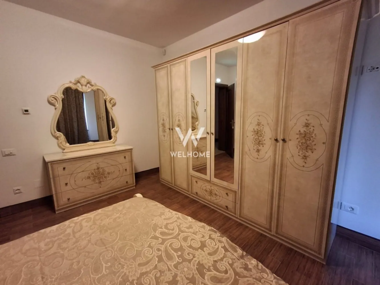 Casa individuala de vanzare, 4 camere, Sibiu, Calea Poplacii - Se vinde casa cu 4 camere in zona Calea Poplacii ideala pentru locuit sau pentru un centru de beauty sau birouri. Construita in 2010, din caramida, acoperita cu tigla, la doar 3,4 km de Centrul orasului si 8 min cu masina. Este o imbinare perfecta dintre o casa si un apartament spatios cu 3 dormitoare, living open space si garaj. Suprafata totala utila este de 196.08 mp plus subsolul de aprox 40 mp. Situata intr-o zona foarte solicitata, casa este distribuita astfel: Subsol: hol, camera tehnica, camera care poate fi transformata in crama si 2 camarute mici de 5 si 6 mp aproximativ pentru depozitare Parter: garaj de 21,57mp, o toaleta de serviciu, hol cu casa scarii prin care se face accesul la primul nivel. Etaj 1: living cu bucatarie open space, balcon de 7 m, scari interioare , placate cu travertin, si balustrade superbe din fier. Etaj 2: 2 dormitoare, 1 baie, balcon, scari interioare. Mansarda: 1camera generoasa si 1 baie. Intreaga casa are incalzire in pardoseala. Imobilul se vinde complet mobilat si utilat, ca in poze. Mobila este de cea mai buna calitate. Incalzirea este electrică, prin pardoseala cu termostate individuale pe camere si etaje. Dispune de 2 aere conditionate, unul in living, celalalt in mansarda. La exterior exista izolatie termica. Casa a fost locuita numai ocazional (cateva luni pe an) si se afla intr-o stare foarte buna. O filmare este disponibila pentru a fi trimisa pe Whattapp sau Messenger pentru doritori. Holurile, scarile si livingul cu bucataria sunt placate cu travertin. Alarma si camerele de securitate sunt functionale si sunt montate de asemenea pe proprietate la interior si exterior. Casa are termopane maro de calitate cu sliding doors la cele 2 balcoane si video interfon pe toate nivelele. Casa se vinde complet mobilata si utilata si pune la dispozitie 2 locuri de parcare. Zona in care se afla ofera confort prin obiectivele aflate in proximitate, scoala, cabinete medicale, mijloace de transport, magazine alimentare, farmacii, parc. Pretul 330.000 euro, negociabil Detalii si vizionari 0740066818 }}