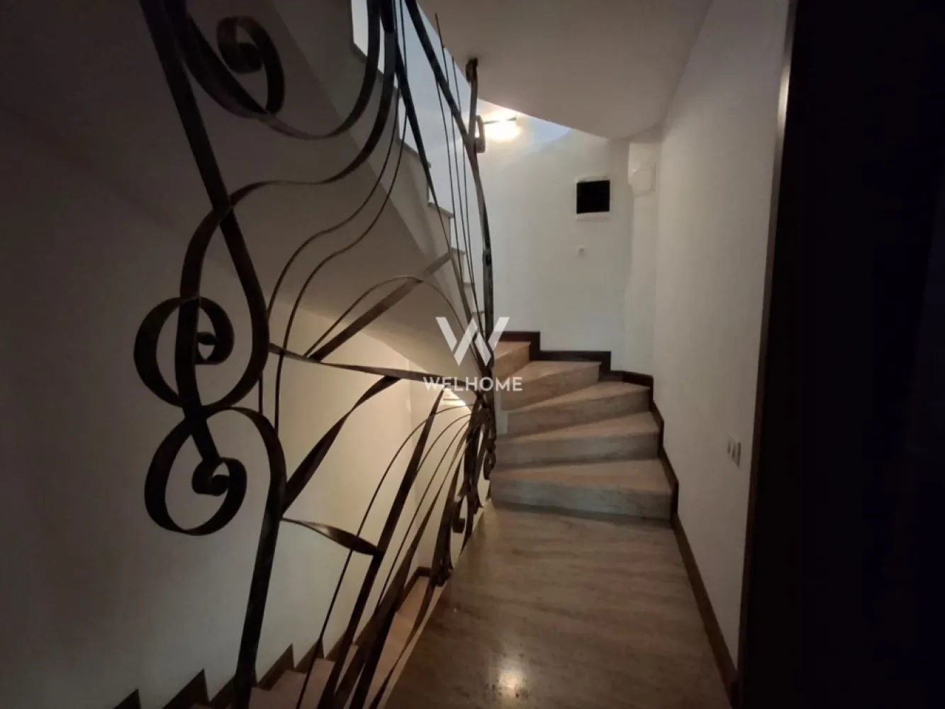 Casa individuala de vanzare, 4 camere, Sibiu, Calea Poplacii - Se vinde casa cu 4 camere in zona Calea Poplacii ideala pentru locuit sau pentru un centru de beauty sau birouri. Construita in 2010, din caramida, acoperita cu tigla, la doar 3,4 km de Centrul orasului si 8 min cu masina. Este o imbinare perfecta dintre o casa si un apartament spatios cu 3 dormitoare, living open space si garaj. Suprafata totala utila este de 196.08 mp plus subsolul de aprox 40 mp. Situata intr-o zona foarte solicitata, casa este distribuita astfel: Subsol: hol, camera tehnica, camera care poate fi transformata in crama si 2 camarute mici de 5 si 6 mp aproximativ pentru depozitare Parter: garaj de 21,57mp, o toaleta de serviciu, hol cu casa scarii prin care se face accesul la primul nivel. Etaj 1: living cu bucatarie open space, balcon de 7 m, scari interioare , placate cu travertin, si balustrade superbe din fier. Etaj 2: 2 dormitoare, 1 baie, balcon, scari interioare. Mansarda: 1camera generoasa si 1 baie. Intreaga casa are incalzire in pardoseala. Imobilul se vinde complet mobilat si utilat, ca in poze. Mobila este de cea mai buna calitate. Incalzirea este electrică, prin pardoseala cu termostate individuale pe camere si etaje. Dispune de 2 aere conditionate, unul in living, celalalt in mansarda. La exterior exista izolatie termica. Casa a fost locuita numai ocazional (cateva luni pe an) si se afla intr-o stare foarte buna. O filmare este disponibila pentru a fi trimisa pe Whattapp sau Messenger pentru doritori. Holurile, scarile si livingul cu bucataria sunt placate cu travertin. Alarma si camerele de securitate sunt functionale si sunt montate de asemenea pe proprietate la interior si exterior. Casa are termopane maro de calitate cu sliding doors la cele 2 balcoane si video interfon pe toate nivelele. Casa se vinde complet mobilata si utilata si pune la dispozitie 2 locuri de parcare. Zona in care se afla ofera confort prin obiectivele aflate in proximitate, scoala, cabinete medicale, mijloace de transport, magazine alimentare, farmacii, parc. Pretul 330.000 euro, negociabil Detalii si vizionari 0740066818 }}