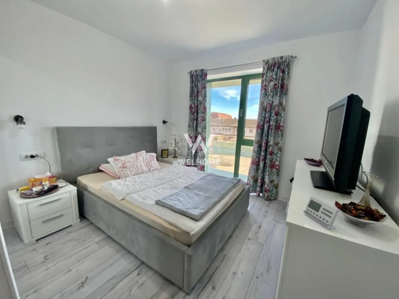 Apartament modern 2 camere, mobilat complet, balcon si parcare - Vă propunem spre vânzare un apartament cochet și eficient compartimentat, situat în cartierul bunelor maniere, într-o zonă liniștită și bine conectată. 📐 Suprafață utilă: 37,8 mp 🛏️ Compartimentare: hol, dormitor, baie, living cu bucătărie open-space 🌅 Balcon: 5,6 mp – ideal pentru relaxare 🅿️ Loc de parcare propriu – trecut în contract 🏗️ Clădire finalizată în 2022 – standarde moderne de construcție 🏠 Se vinde complet mobilat și utilat: • Mobilier de bucătărie făcut la comandă • Dormitor elegant de la Mobexpert ✔️ Apartamentul este situat la etajul 1, ideal pentru acces facil și confort. 💰 Preț: 105.000 EUR – ușor negociabil Este alegerea perfectă pentru un cuplu sau o persoană care își dorește un spațiu modern, gata de mutat, într-o zonă cu potențial și liniște. 📞0757 092 440 Pentru mai multe detalii sau o vizionare, nu ezitați să mă contactați! }}