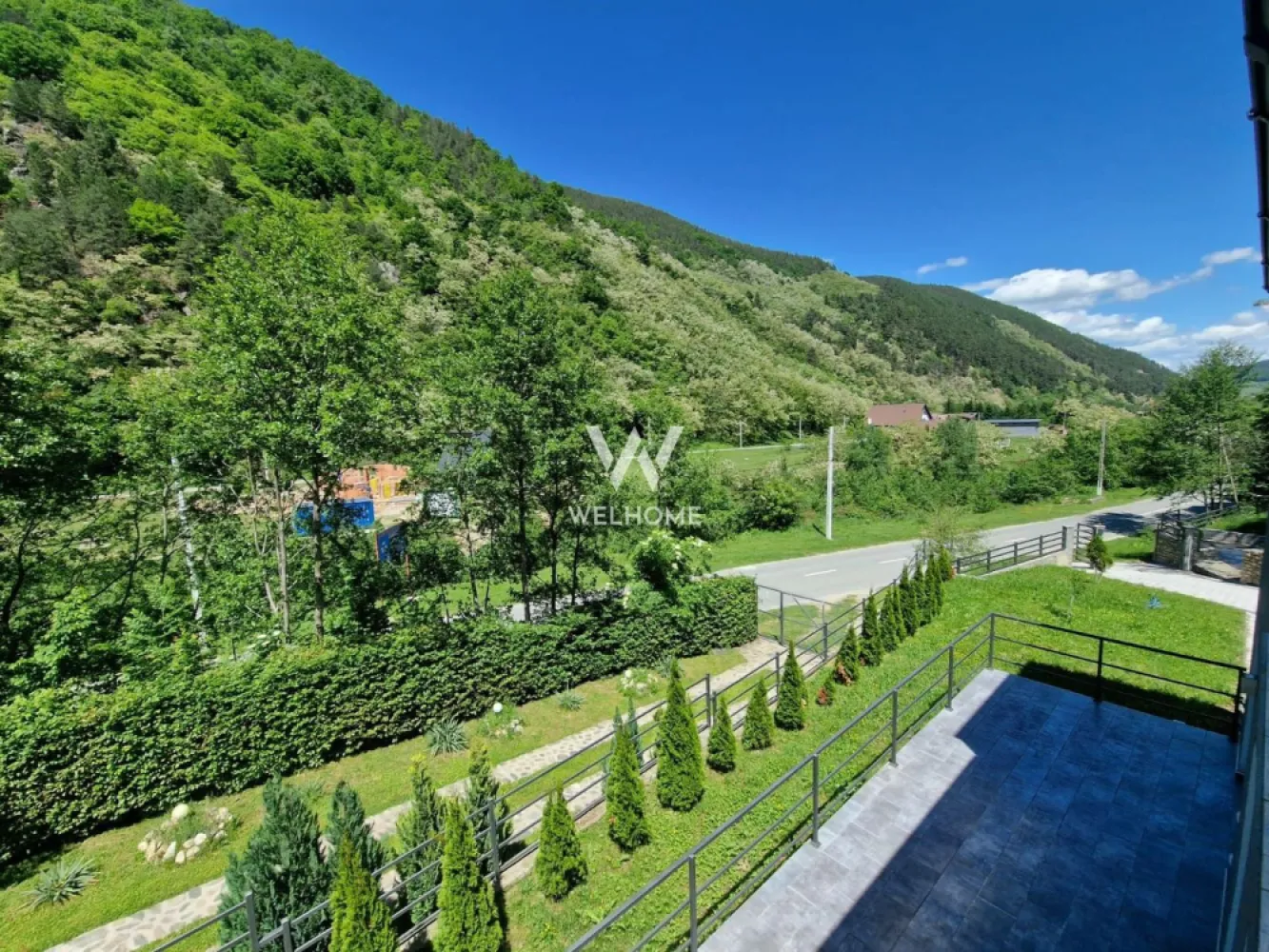 Casa individuala, teren 2000 -Sibiu, Gura Raului - - Casa splendida de vanzare, in sanul naturii - Sibiu, Gura Raului. Pozitionata la strada principala, cu o priveliste minunata la muntele impadurit, casa este impartita astfel: Parter: living, bucatarie inchisa, baie, camera tehnica Etaj : 2 dormitoare, unite de un balcon generos cu vedere la munte. baie Plusuri ale acestei proprietati - teren mare, incalzire in pardoseala( sisteme separate, cate una pe etaj), geamuri tripan, locatie cu multa natura la 15 minute de agitatia urbana Casa este amplasata pe mijlocul terenului, in care se regaseste o filigorie, dotata cu gratar, ceaun, masa si scaune. Marginita de o padurice care apartine de proprietate !! Aceasta proprietate este potrivita ca si casa de locuit, casa de vacanta si de ce nu, o buna investitie. Este edificata in anul 2024 si nu a mai avut alti locatari. Vizita si infos - Cristina NIta 0740066818 Pret vanzare 305.000 Euro }}