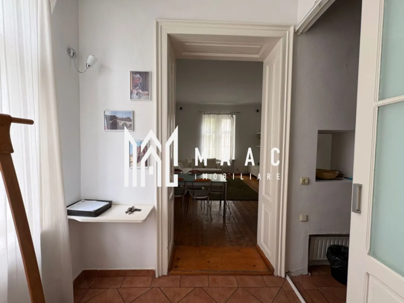 Apartament 3 Camere I La vila I Central I Loc de parcare - MAAC Imibiliare va propune spre vânzare un apartament pe bulevardul Victoriei lângă rectorat și facultatea Lucian Blaga Apramentul este situat la et 1 al unei vile de pe bulevardul Victoriei din Sibiu ,are 2 dormitoare ,living ,1 baie bucătărie ,spațiu tehnic ,pivniță de 40 mp 15% cota parte din curtea de 1450 mp ,76 mp utili ,mobilat complet Pentru mai multe detalii precizați ca ați văzut anunțul cu ID CP3063518