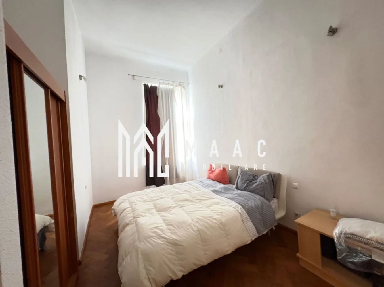 Apartament 3 Camere I La vila I Central I Loc de parcare - MAAC Imibiliare va propune spre vânzare un apartament pe bulevardul Victoriei lângă rectorat și facultatea Lucian Blaga Apramentul este situat la et 1 al unei vile de pe bulevardul Victoriei din Sibiu ,are 2 dormitoare ,living ,1 baie bucătărie ,spațiu tehnic ,pivniță de 40 mp 15% cota parte din curtea de 1450 mp ,76 mp utili ,mobilat complet Pentru mai multe detalii precizați ca ați văzut anunțul cu ID CP3063518
