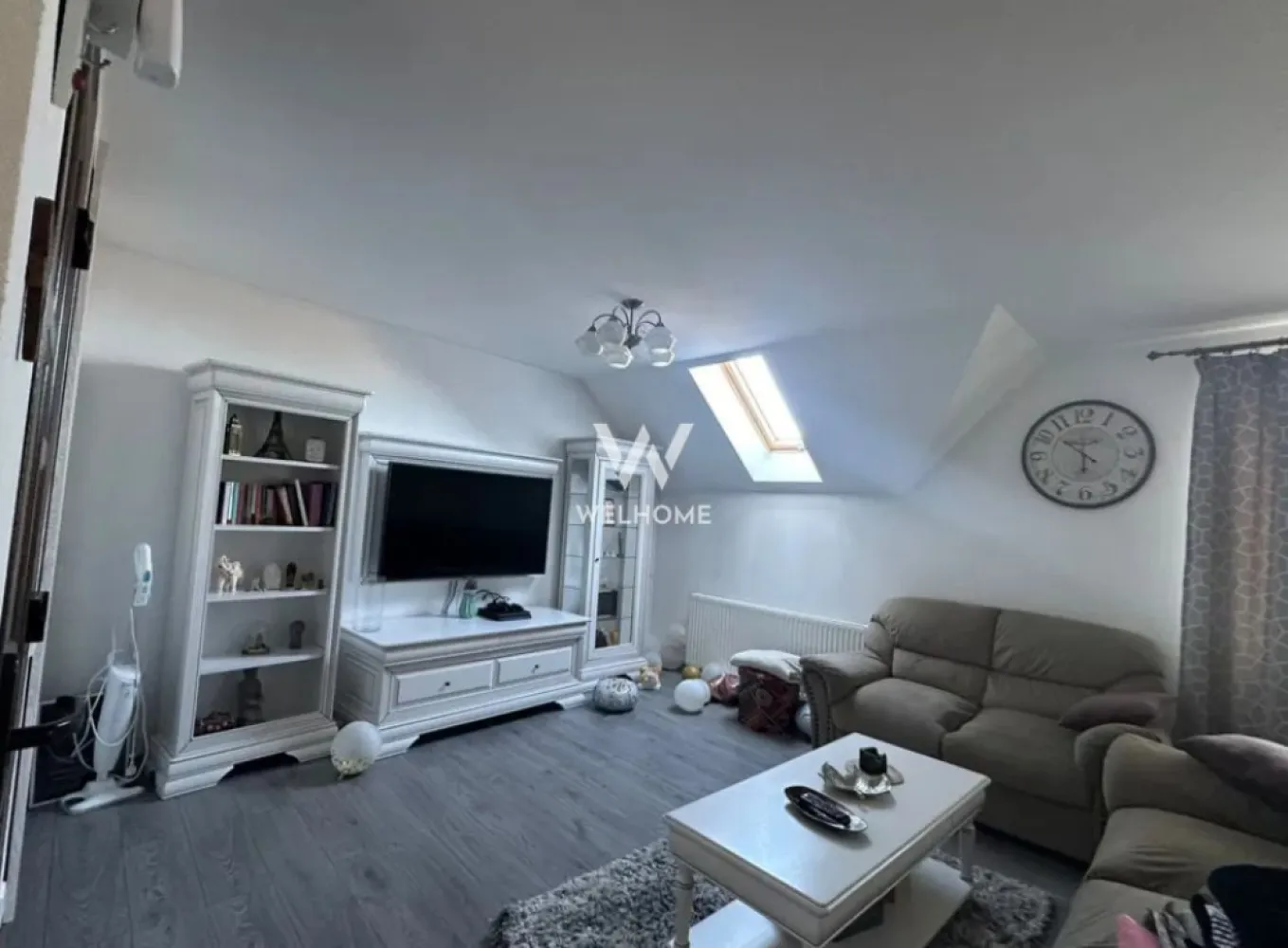 Casa cu etaj si intrare separata - Selimbar - Casa de vanzare in Selimbar, intrare separata la etaj. - Casa are 6 camere si este compartimentata astfel: 3 dormitoare, hol mare, bucătărie spatioasa si o baie moderna, iar la etaj cu acces separat din exterior avem 2 dormitoare mari, un living luminos, o baie eleganta cu geam si un dressing spațios. - Casa are o suprafata utila de 200 mp. • Intrarea separată pentru etaj este ideală pentru familii mari sau pentru închiriere. • Teren: 200mp curte • Materiale de construcție de calitate superioară și finisaje moderne. • Curte privată, perfectă pentru relaxare. Preț: 310.000 Euro Telefon: 0756 094 405 }}