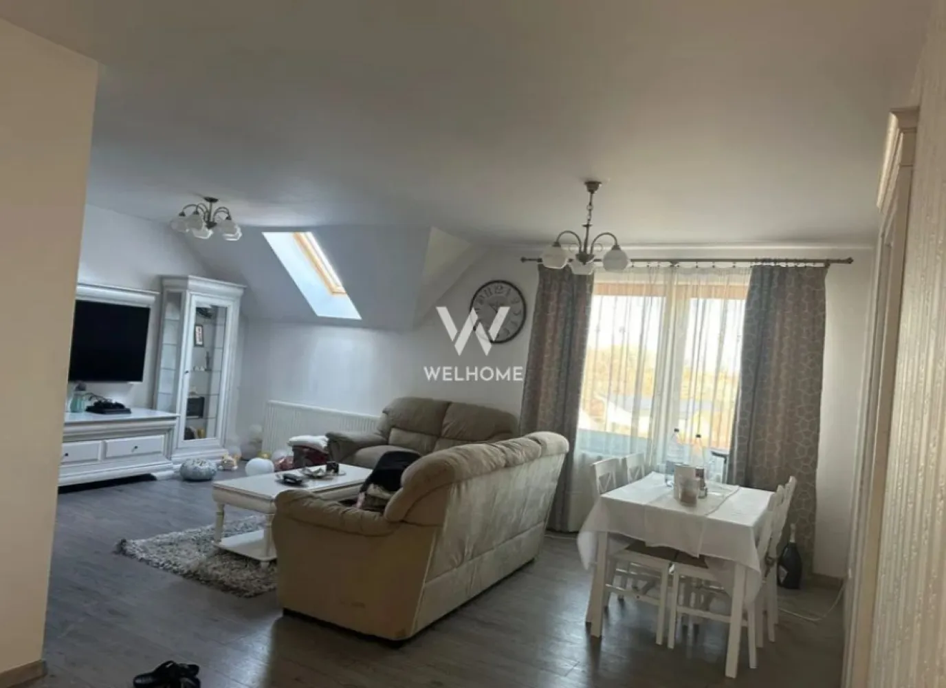 Casa cu etaj si intrare separata - Selimbar - Casa de vanzare in Selimbar, intrare separata la etaj. - Casa are 6 camere si este compartimentata astfel: 3 dormitoare, hol mare, bucătărie spatioasa si o baie moderna, iar la etaj cu acces separat din exterior avem 2 dormitoare mari, un living luminos, o baie eleganta cu geam si un dressing spațios. - Casa are o suprafata utila de 200 mp. • Intrarea separată pentru etaj este ideală pentru familii mari sau pentru închiriere. • Teren: 200mp curte • Materiale de construcție de calitate superioară și finisaje moderne. • Curte privată, perfectă pentru relaxare. Preț: 310.000 Euro Telefon: 0756 094 405 }}