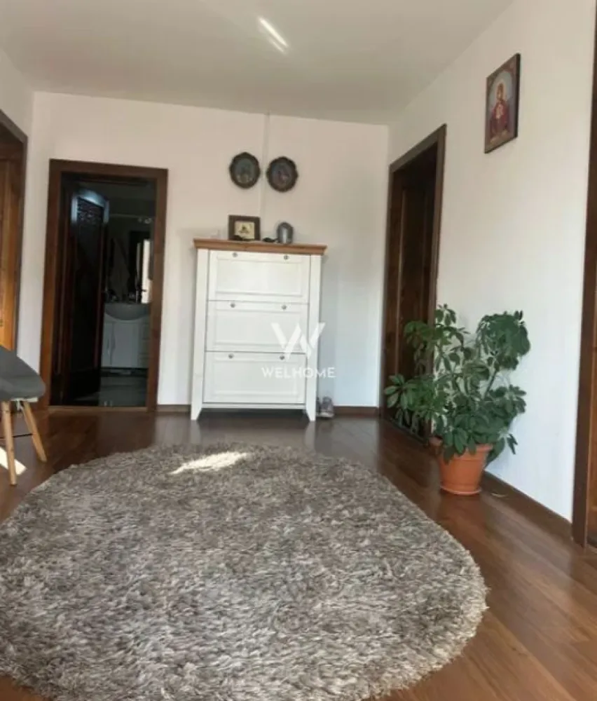 Casa cu etaj si intrare separata - Selimbar - Casa de vanzare in Selimbar, intrare separata la etaj. - Casa are 6 camere si este compartimentata astfel: 3 dormitoare, hol mare, bucătărie spatioasa si o baie moderna, iar la etaj cu acces separat din exterior avem 2 dormitoare mari, un living luminos, o baie eleganta cu geam si un dressing spațios. - Casa are o suprafata utila de 200 mp. • Intrarea separată pentru etaj este ideală pentru familii mari sau pentru închiriere. • Teren: 200mp curte • Materiale de construcție de calitate superioară și finisaje moderne. • Curte privată, perfectă pentru relaxare. Preț: 310.000 Euro Telefon: 0756 094 405 }}