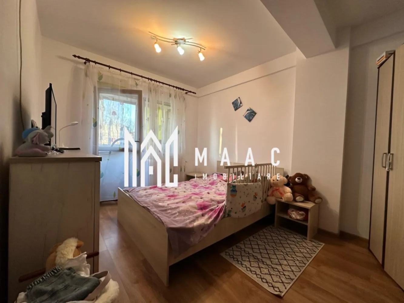 BLACK FRIDAY Apartament 2 camere I Parcare I Balcon I Stanca - 🔥 BLACK FRIDAY - Profită de cea mai bună perioadă din an pentru a deveni proprietar! Reducere de 1.500 euro - Pret vechi - 92.000 euro Pret promotional - 90.500  euro MAAC Imobiliare ofera spre vanzare apartament cu 2 camere, complet mobilat si utilat, in zona Hipodrom (Doamna Stanca). Locuinta se afla la parterul inalt al unui imobil izolat, cu regim de inaltime P+8 si este alcatuita din living cu bucatarie open-space, dormitor, baie si balcon inchis, cu acces din ambele incaperi. De asemenea imobilul beneficiaza de lift. Aferent - loc de parcare suprateran. Acesta se afla in fata geamului de la bucatarie, ceea ce ofera un confort sporit in ceea ce priveste manipulatul de obiecte/ cumparaturi. Imobilul dispune de sistem de supraveghere video. Datorita orientarii sudice, locuinta este calduroasa, primitoare. Amplasamentul imobilului este unul avantajos, aflandu-se la cateva minute de Lidl/ Kaufland, acces facil de scoli, gradinite, farmacii, banci si la spatii verzi. Pentru mai multe detalii precizati telefonic ca ati vazut anuntul cu ID: CP2786647 }}