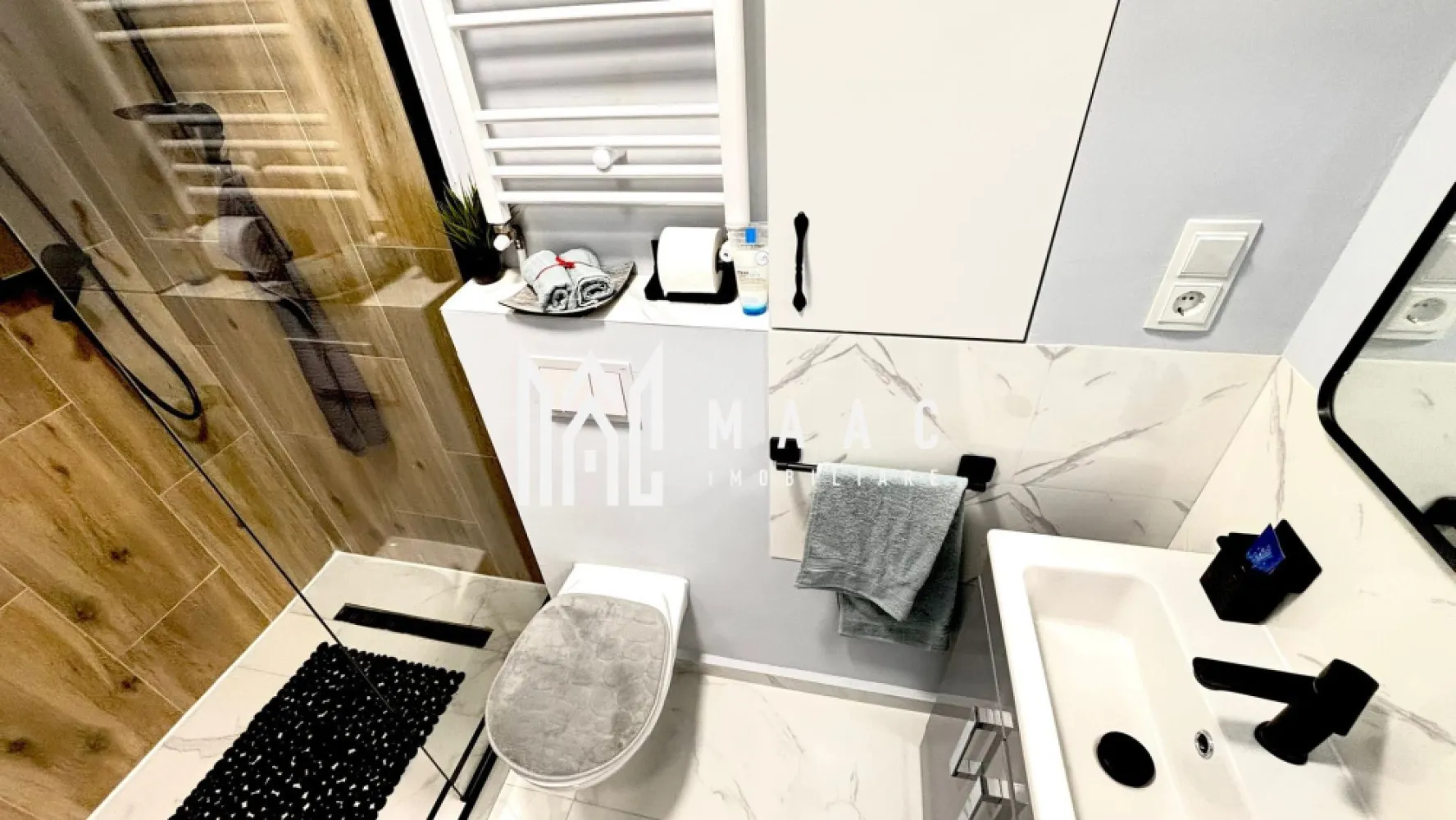 Garsonieră NOUĂ | Finisaje moderne | Mobilată/utilată | Lazaret - Maac Imobiliare prezintă spre închiriere o garsonieră open-space, situată în cartierul Lazaret, la parterul unui imobil cu 4 etaje, complet renovat. Proprietatea are o suprafață utilă de 21 mp și se remarcă prin finisaje moderne și dotări de calitate, fiind ideală pentru o persoană sau un cuplu. Garsoniera a fost recent renovată integral, beneficiind de: instalații sanitare și electrice complet schimbate finisaje moderne, totul nou Dotări: mobilier realizat pe comandă mașină de spălat vase mașină de spălat rufe cu uscător combină frigorifică plită și cuptor hotă centrală termică proprie televizor Se închiriază complet mobilată și utilată, fiind pregătită pentru mutare imediată, fără necesitatea unor investiții suplimentare. Locuința este situată într-o zonă cu acces facil către magazine, transport public și alte puncte de interes. Pentru mai multe detalii sau pentru programarea unei vizionări, vă rugăm să ne contactați și să menționați ID-ul proprietății: CP3042883. }}