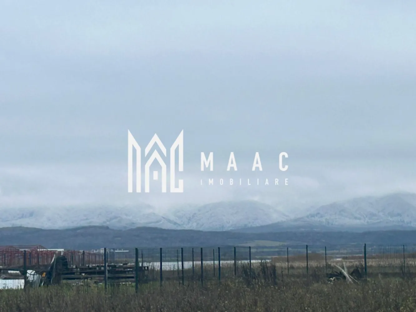 Teren intravilan | 860 mp | Deschidere 16 m | Priveliște montană | Bradu - Maac Imobiliare prezintă o oportunitate rară: un teren intravilan superb poziționat în localitatea Bradu, cu o suprafață de 860 mp și deschidere generoasă de 16 m. Proprietatea se remarcă prin priveliștea impresionantă asupra munților și prin potențialul ridicat de dezvoltare, fiind alegerea ideală atât pentru construcția unei locuințe moderne, cât și pentru investiții pe termen mediu și lung. Terenul este situat într-o zonă liniștită, curată și în plină evoluție, unde se dezvoltă constant construcții noi, fapt ce asigură o comunitate modernă și un mediu prietenos. Poziționarea sa oferă un cadru natural deosebit, aer curat și o deschidere vizuală rar întâlnită, ceea ce îl face ideal pentru cei care caută un loc în care să îmbine confortul urban cu liniștea naturii. Detalii tehnice Suprafață totală: 860 mp Regim: intravilan Deschidere: 16 m la drum Acces facil către utilități Relief drept, ușor de amenajat pentru orice tip de construcție Zona permite dezvoltări rezidențiale noi, cu perspective excelente în anii următori Ideal pentru: Casă individuală cu terasă și grădină mare Duplex pentru două familii sau pentru investiție Casă de vacanță cu vedere panoramică Proiect investițional (dezvoltare, închiriere viitoare, valorificare prin revânzare) Avantaje majore Priveliște superbă spre munți – un mare plus pentru confort și valoare Zonă în creștere economică, cu mare potențial de apreciere în viitor Acces bun și deschidere potrivită pentru proiecte de arhitectură elegante Investiție sigură, indiferent dacă se cumpără pentru construcție imediată sau pentru viitor ID proprietate: CP3063057