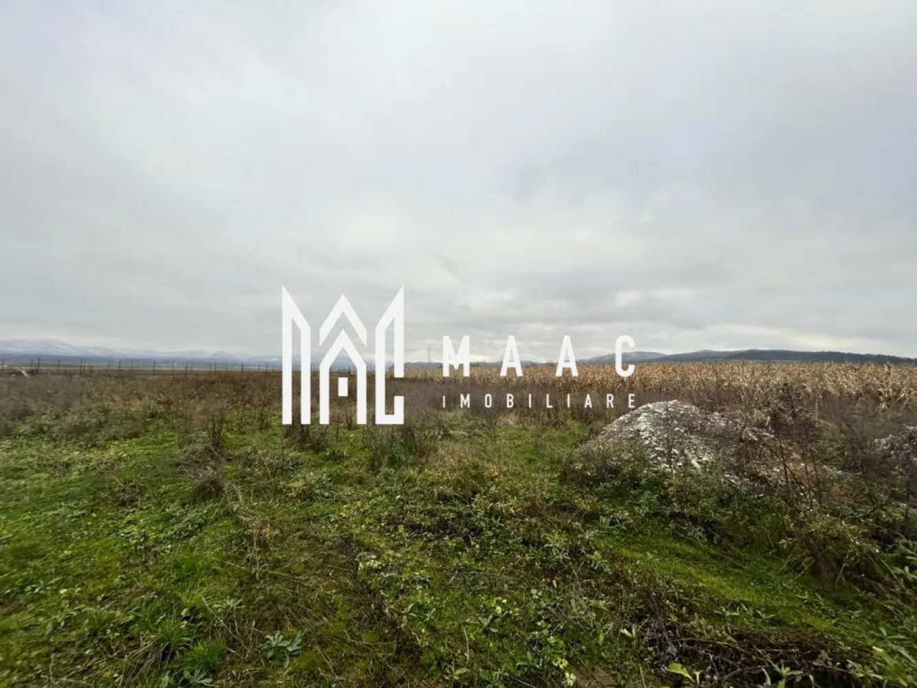Teren intravilan | 860 mp | Deschidere 16 m | Priveliște montană | Bradu - Maac Imobiliare prezintă o oportunitate rară: un teren intravilan superb poziționat în localitatea Bradu, cu o suprafață de 860 mp și deschidere generoasă de 16 m. Proprietatea se remarcă prin priveliștea impresionantă asupra munților și prin potențialul ridicat de dezvoltare, fiind alegerea ideală atât pentru construcția unei locuințe moderne, cât și pentru investiții pe termen mediu și lung. Terenul este situat într-o zonă liniștită, curată și în plină evoluție, unde se dezvoltă constant construcții noi, fapt ce asigură o comunitate modernă și un mediu prietenos. Poziționarea sa oferă un cadru natural deosebit, aer curat și o deschidere vizuală rar întâlnită, ceea ce îl face ideal pentru cei care caută un loc în care să îmbine confortul urban cu liniștea naturii. Detalii tehnice Suprafață totală: 860 mp Regim: intravilan Deschidere: 16 m la drum Acces facil către utilități Relief drept, ușor de amenajat pentru orice tip de construcție Zona permite dezvoltări rezidențiale noi, cu perspective excelente în anii următori Ideal pentru: Casă individuală cu terasă și grădină mare Duplex pentru două familii sau pentru investiție Casă de vacanță cu vedere panoramică Proiect investițional (dezvoltare, închiriere viitoare, valorificare prin revânzare) Avantaje majore Priveliște superbă spre munți – un mare plus pentru confort și valoare Zonă în creștere economică, cu mare potențial de apreciere în viitor Acces bun și deschidere potrivită pentru proiecte de arhitectură elegante Investiție sigură, indiferent dacă se cumpără pentru construcție imediată sau pentru viitor ID proprietate: CP3063057