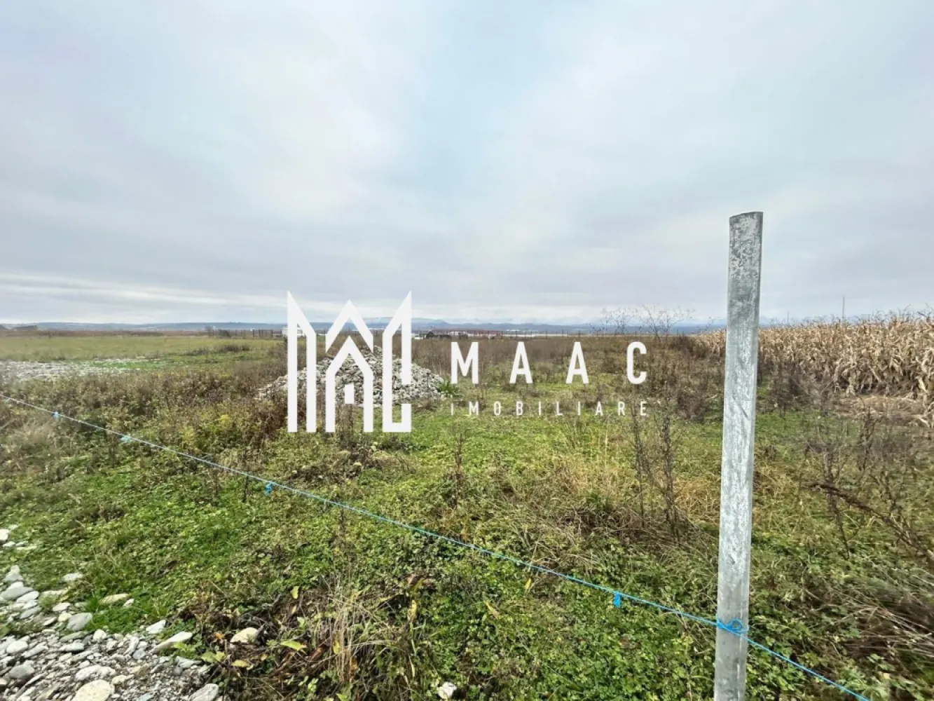 Teren intravilan | 860 mp | Deschidere 16 m | Priveliște montană | Bradu - Maac Imobiliare prezintă o oportunitate rară: un teren intravilan superb poziționat în localitatea Bradu, cu o suprafață de 860 mp și deschidere generoasă de 16 m. Proprietatea se remarcă prin priveliștea impresionantă asupra munților și prin potențialul ridicat de dezvoltare, fiind alegerea ideală atât pentru construcția unei locuințe moderne, cât și pentru investiții pe termen mediu și lung. Terenul este situat într-o zonă liniștită, curată și în plină evoluție, unde se dezvoltă constant construcții noi, fapt ce asigură o comunitate modernă și un mediu prietenos. Poziționarea sa oferă un cadru natural deosebit, aer curat și o deschidere vizuală rar întâlnită, ceea ce îl face ideal pentru cei care caută un loc în care să îmbine confortul urban cu liniștea naturii. Detalii tehnice Suprafață totală: 860 mp Regim: intravilan Deschidere: 16 m la drum Acces facil către utilități Relief drept, ușor de amenajat pentru orice tip de construcție Zona permite dezvoltări rezidențiale noi, cu perspective excelente în anii următori Ideal pentru: Casă individuală cu terasă și grădină mare Duplex pentru două familii sau pentru investiție Casă de vacanță cu vedere panoramică Proiect investițional (dezvoltare, închiriere viitoare, valorificare prin revânzare) Avantaje majore Priveliște superbă spre munți – un mare plus pentru confort și valoare Zonă în creștere economică, cu mare potențial de apreciere în viitor Acces bun și deschidere potrivită pentru proiecte de arhitectură elegante Investiție sigură, indiferent dacă se cumpără pentru construcție imediată sau pentru viitor ID proprietate: CP3063057