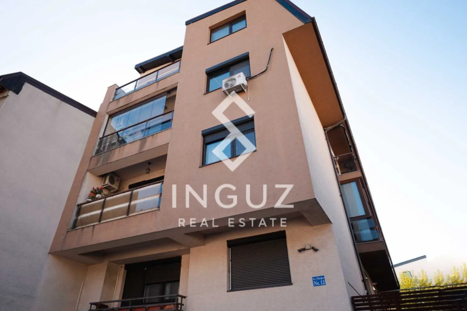 Apartament 2 camere – Universitate | Sector 2 | Bloc Nou | Pet Friendl - Apartament 2 camere de închiriat – Universitate | Sector 2 | Bloc Nou | Pet Friendly Preț: 650 €/lună Se oferă spre închiriere un apartament modern de 2 camere, tip studio semidecomandat, situat într-un imobil nou construit în anul 2014, într-o zonă excelentă – între Universitate și Piața Iancului, pe Strada Teleajen. Proprietatea este poziționată la etajul 2 din 3 și are o suprafață utilă de 48 mp, fiind ideală pentru o persoană sau un cuplu care își dorește confort și acces rapid către centrul orașului. Apartamentul este complet mobilat și utilat, pregătit pentru mutare imediată, fără a necesita investiții suplimentare. Dotări și facilități: mobilier complet modern, TV, electrocasnice funcționale, bucătărie complet echipată, spații de depozitare eficiente, finisaje de bună calitate Avantaje: bloc nou (2014) zonă centrală, acces rapid către Universitate și mijloace de transport etaj intermediar disponibil imediat pet friendly (talie mică) Condiții de închiriere: contract minim 12 luni plată: 1 lună chirie + 1 lună garanție comision agenție: 50% din prima lună de chirie Pentru mai multe informații sau programarea unei vizionări, vă stăm la dispoziție. }}